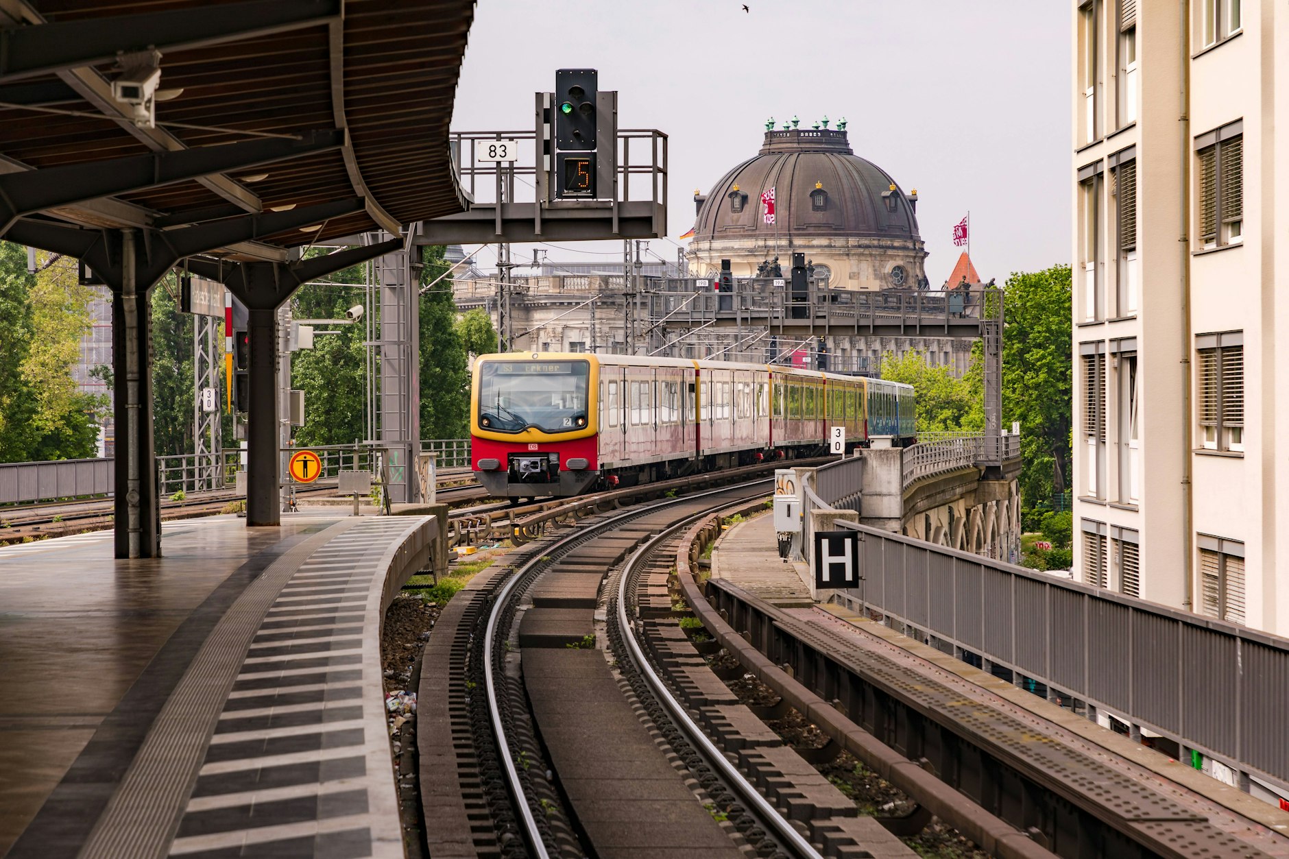 Ein S-Bahn-Zug fährt in den S-Bahnhof Hackescher Markt in Mitte ein. In diesem Bereich der Stadtbahn befindet sich ein Signal, das besonders häufig ausfällt.