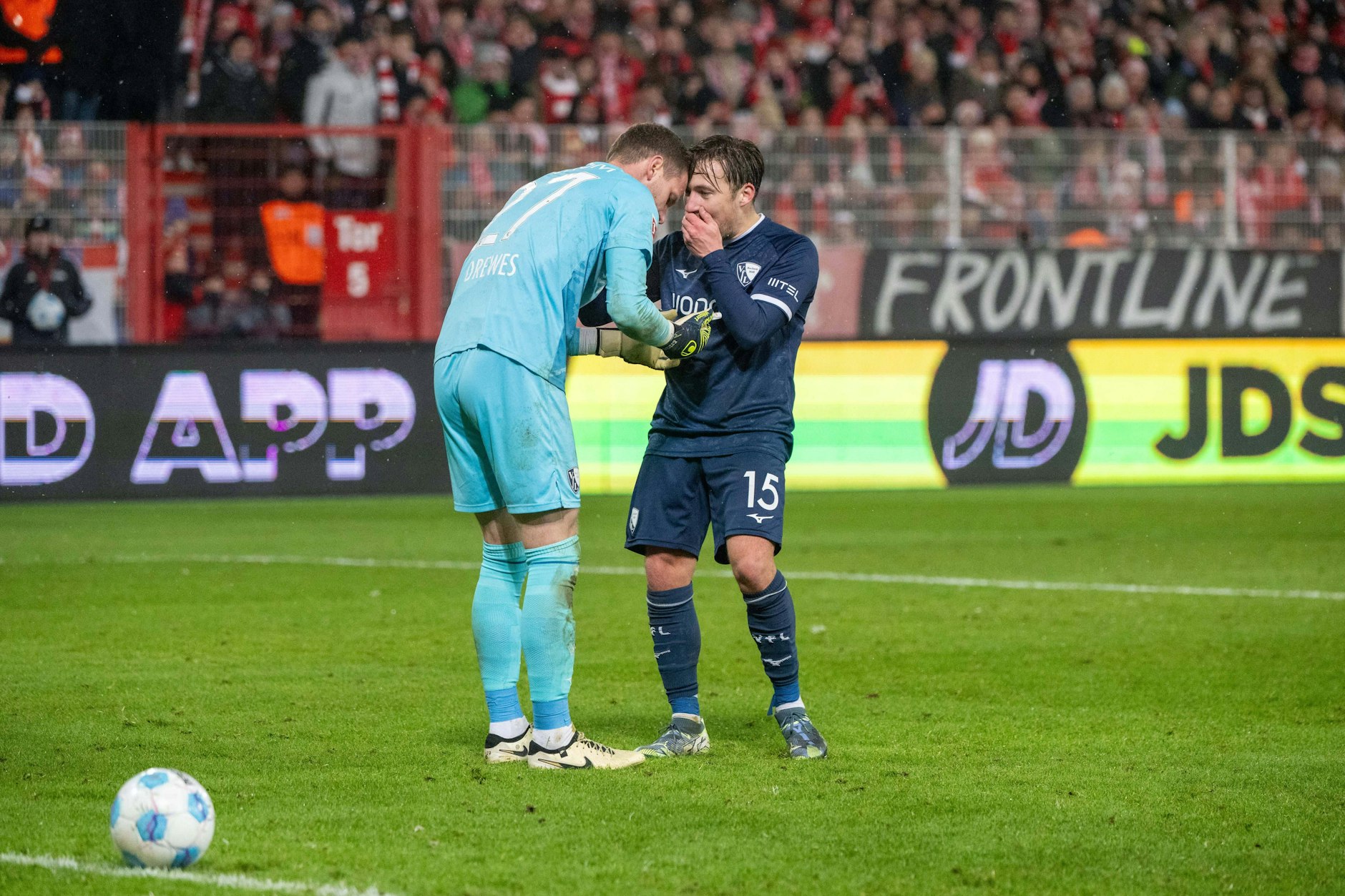 Bochums Keeper Patrick Drewes spielte in Köpenick bei jeder Aktion auf Zeit und provozierte damit die Fans des 1. FC Union – selbst nach dem Feuerzeug-Wurf.
