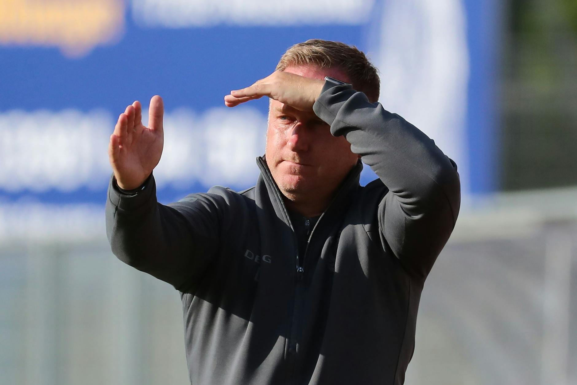 Auch in Neustrelitz brauchte Dennis Kutrieb schon die Hand als Sonnenschutz, Jacke und lange Trainingshose wird der BFC Trainer in Rathenow kaum brauchen.