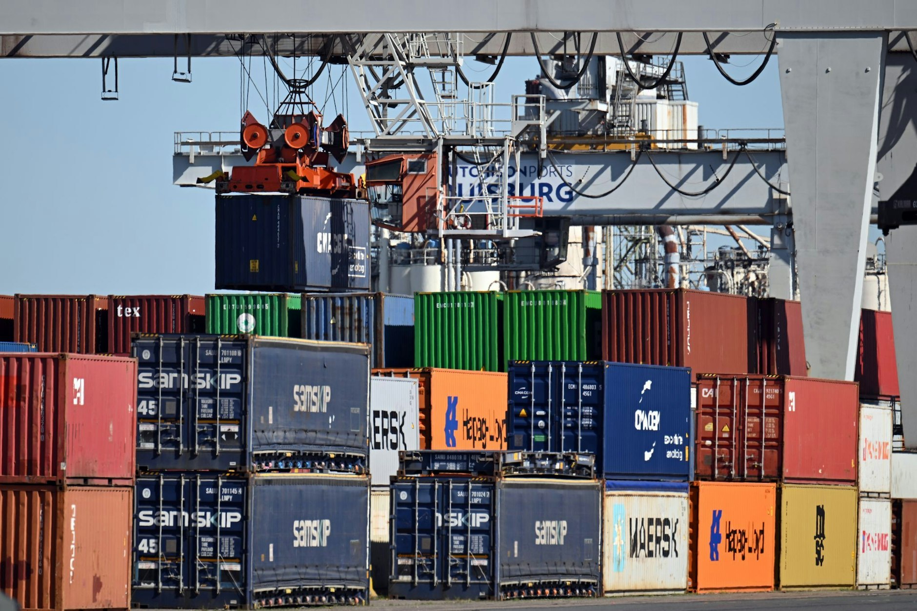 Container stapeln sich in Duisburg, Europas größtem Binnenhafen.