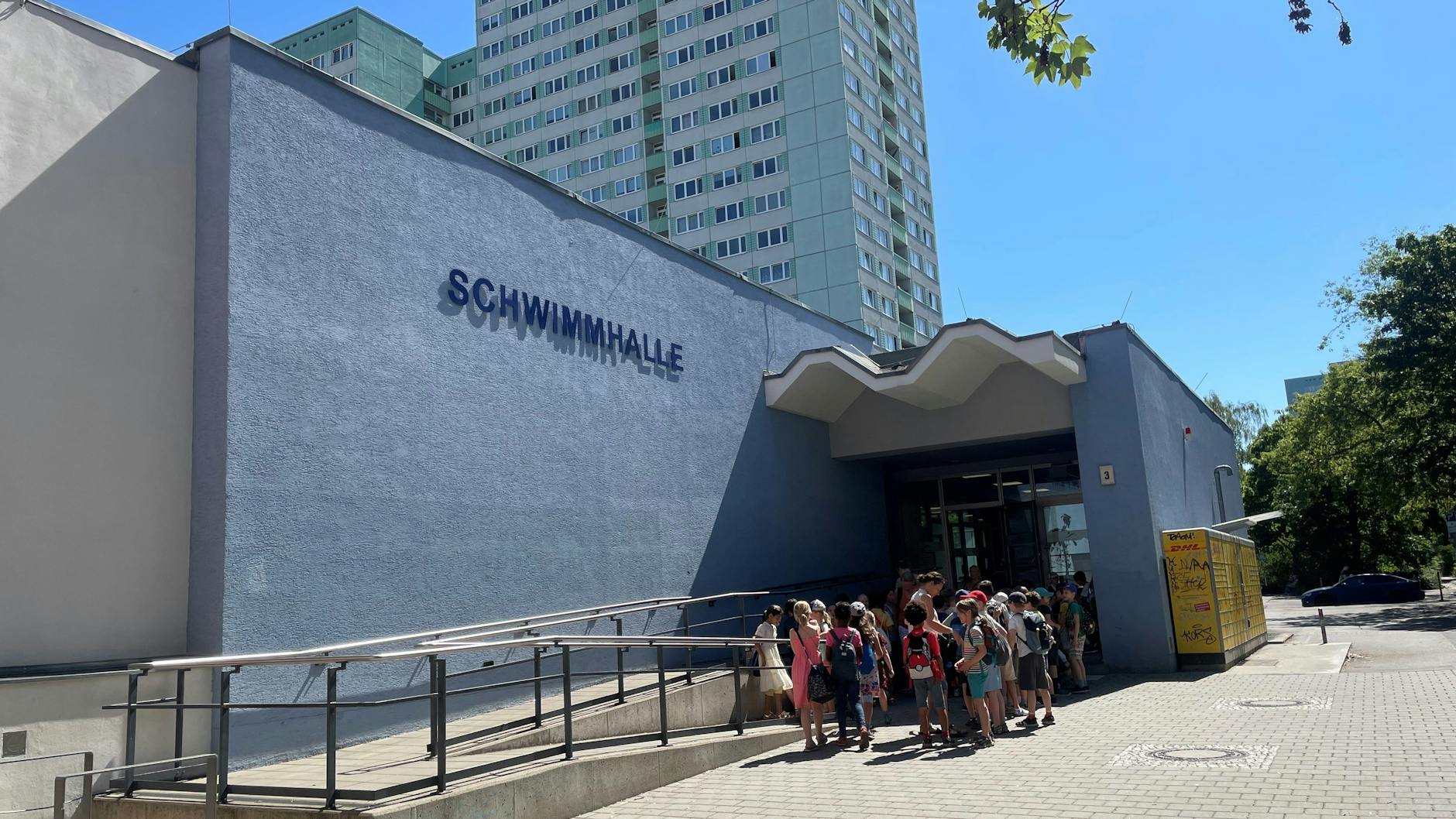 Die Klasse 3d hat es bis zur Schwimmhalle geschafft.