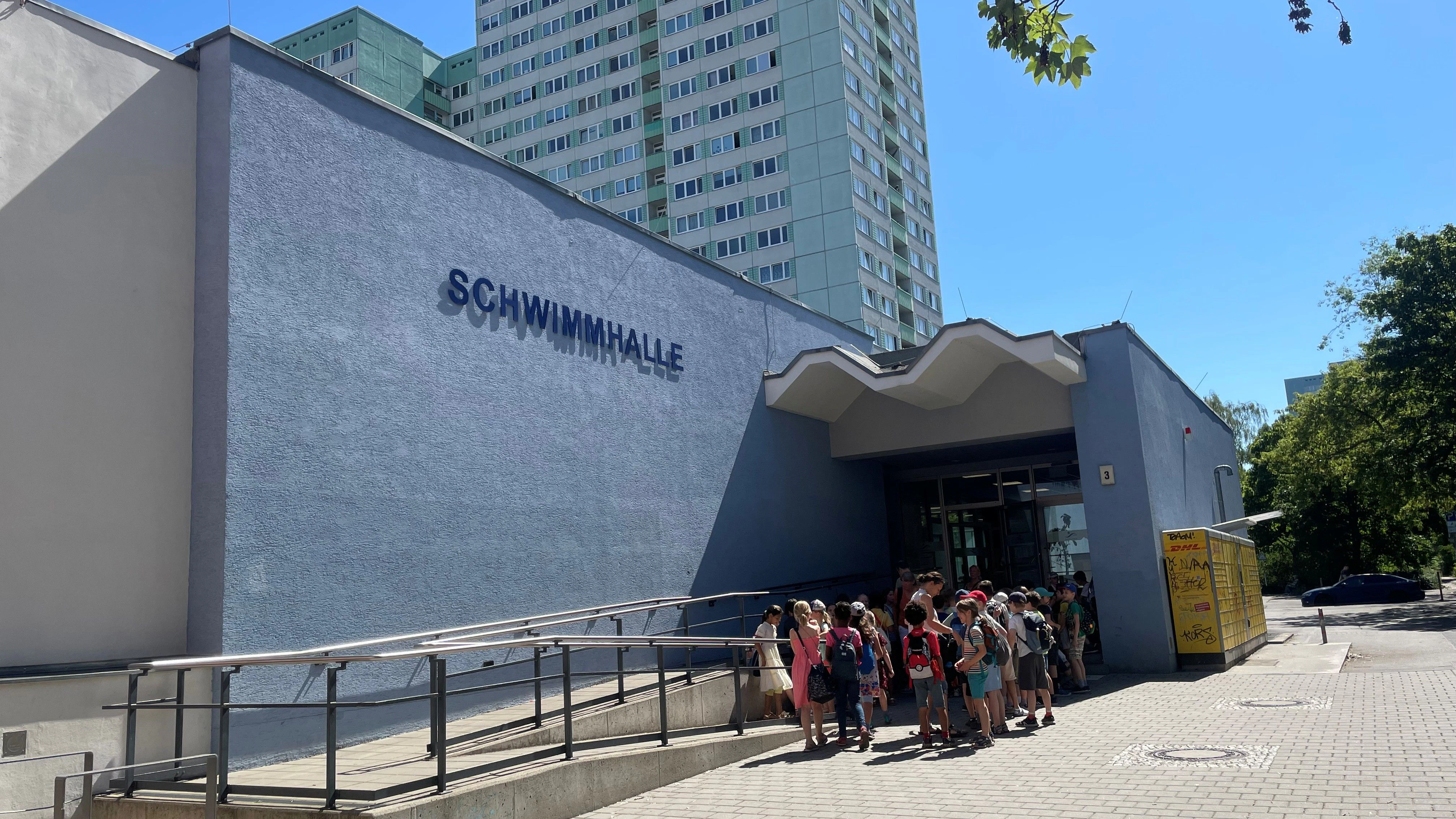 Die Klasse 3d hat es bis zur Schwimmhalle geschafft.