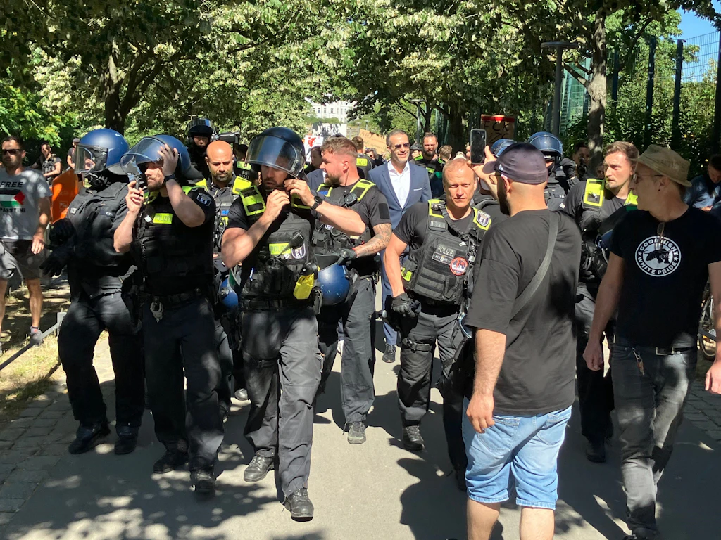 Görlitzer Park in Kreuzberg: Polizei muss AfD-Politiker vor aggressiven ...