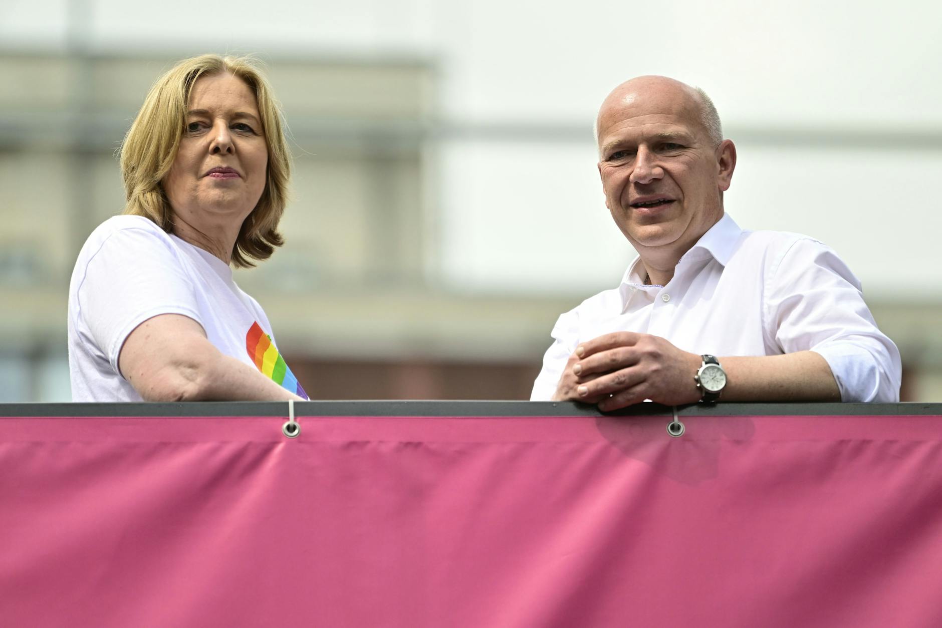 De toenmalige burgemeester van Berlijn, Kai Wegner, en de toenmalige voorzitter van de Bondsdag, Bärbel Bas, op een praalwagen tijdens de Berlin Pride Parade op Christopher Street Day een jaar geleden.