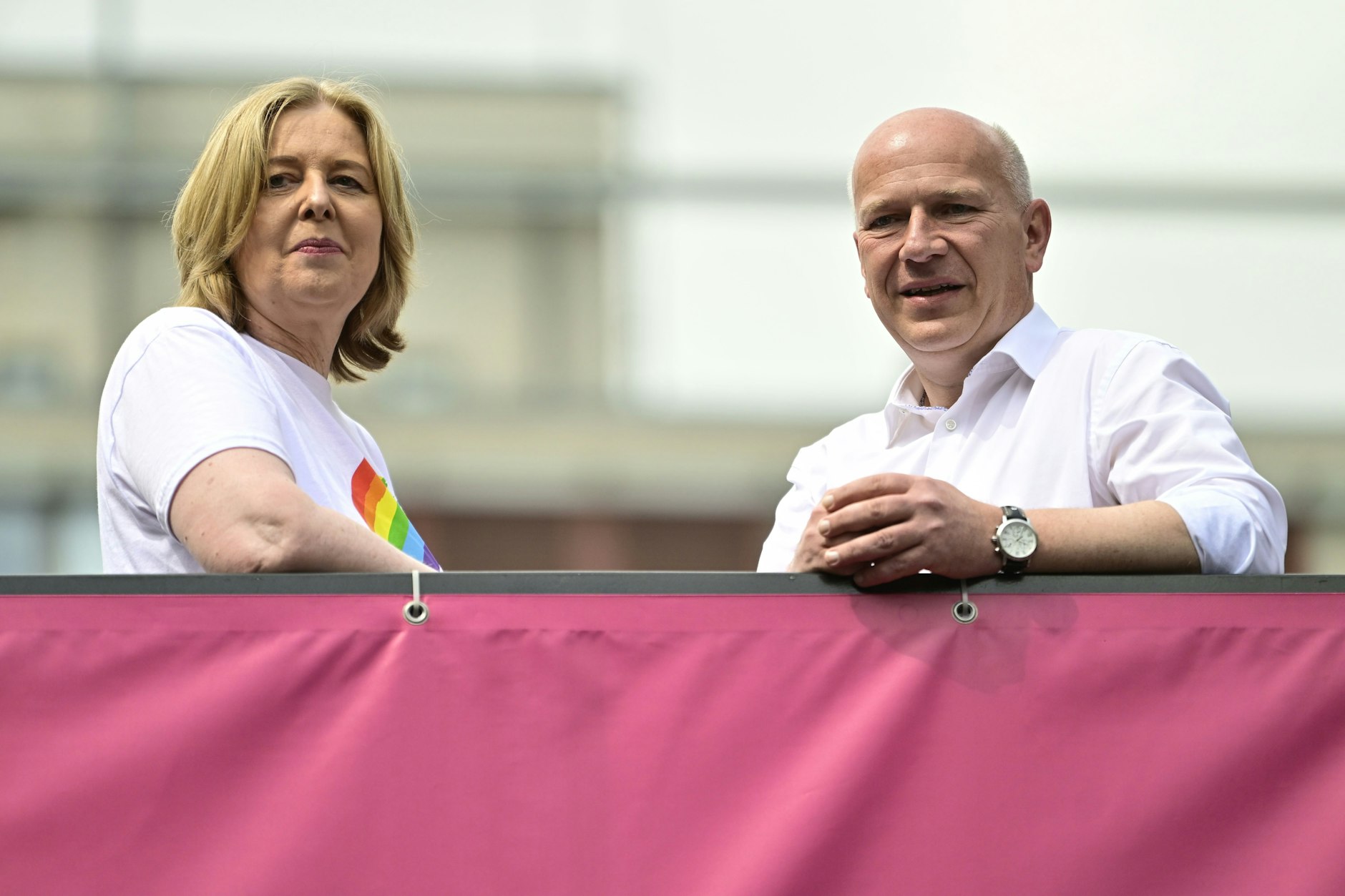De toenmalige burgemeester van Berlijn, Kai Wegner, en de toenmalige voorzitter van de Bondsdag, Bärbel Bas, op een praalwagen tijdens de Berlin Pride Parade op Christopher Street Day een jaar geleden.