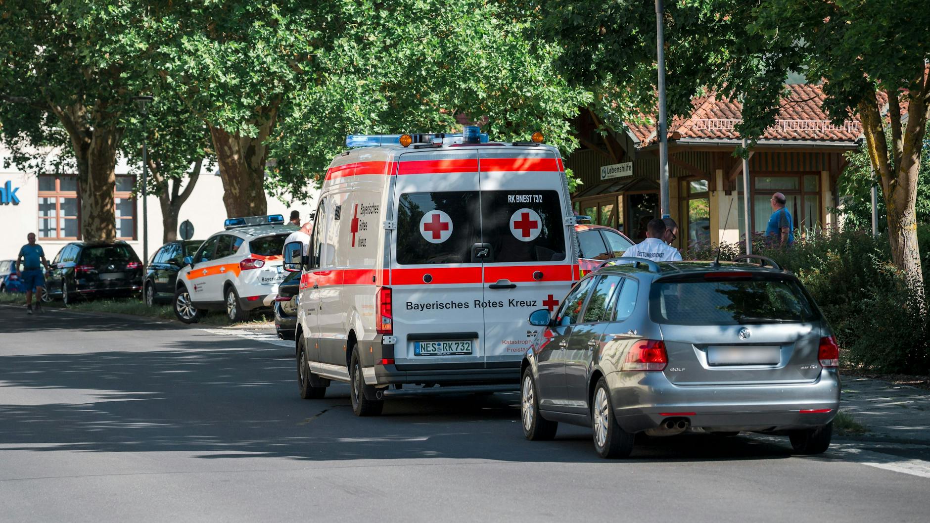 Einsatzkräfte von Feuerwehr und Polizei kümmerten sich vor Ort um die Verletzten und Augenzeugen, die die blutige Tat mitansehen mussten.