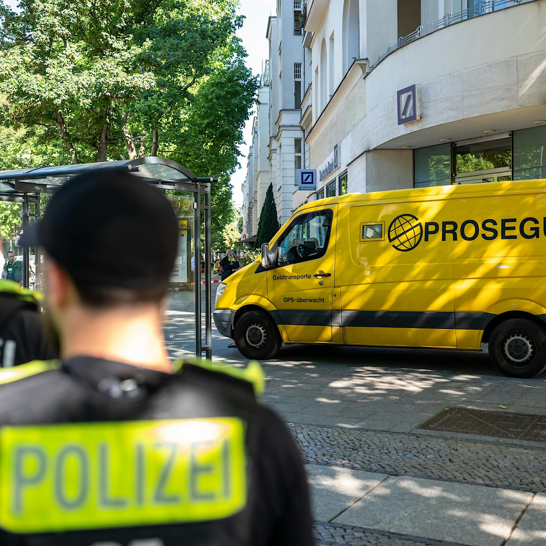 Überfall auf Geldtransporter am Kurfürstendamm: Schüsse fallen, Täter flüchten