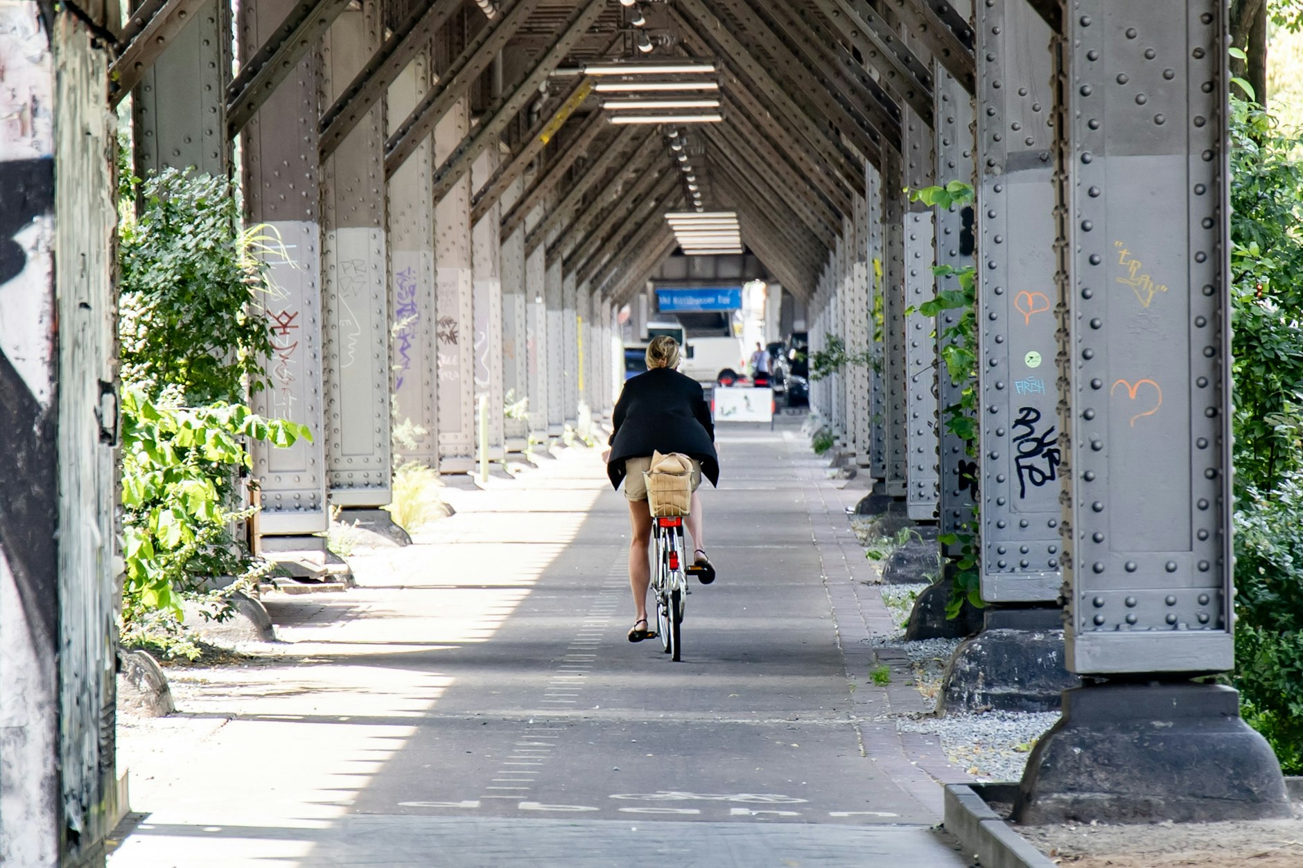 Allein auf weiter Flur: Nur eine Person nutzt die Radbahn in Kreuzberg unter der U1.