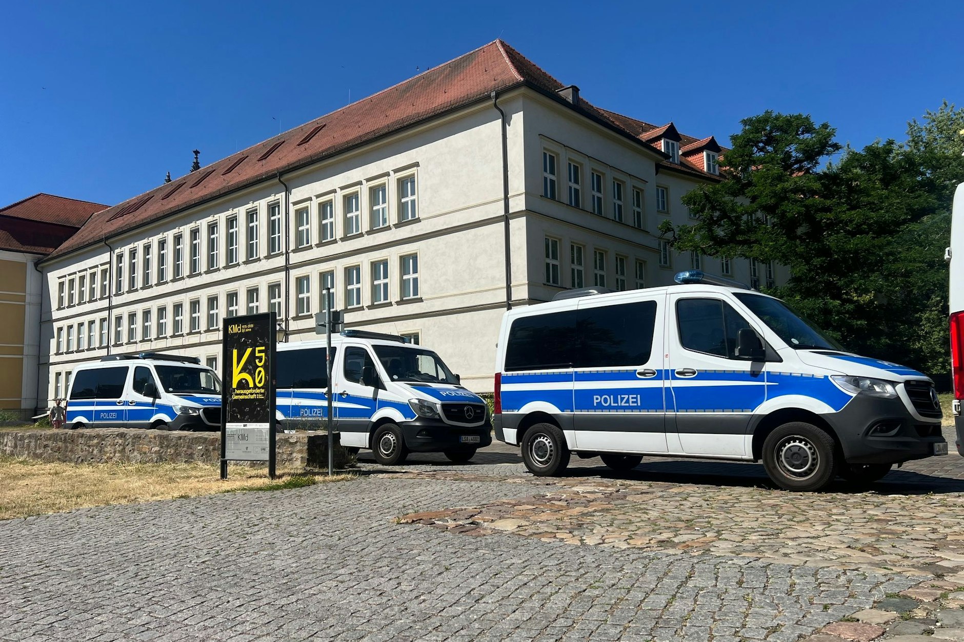 Am Dienstag rückten mehrere Polizeiautos vor dem Landtagsgebäude von Sachsen-Anhalt an. Wegen des Verdachts der Untreue haben Ermittler die Geschäfts- und Fraktionsräume von CDU, SPD und AfD durchsucht.