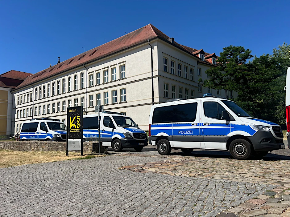 Am Dienstag rückten mehrere Polizeiautos vor dem Landtagsgebäude von Sachsen-Anhalt an. Wegen des Verdachts der Untreue haben Ermittler die Geschäfts- und Fraktionsräume von CDU, SPD und AfD durchsucht. 