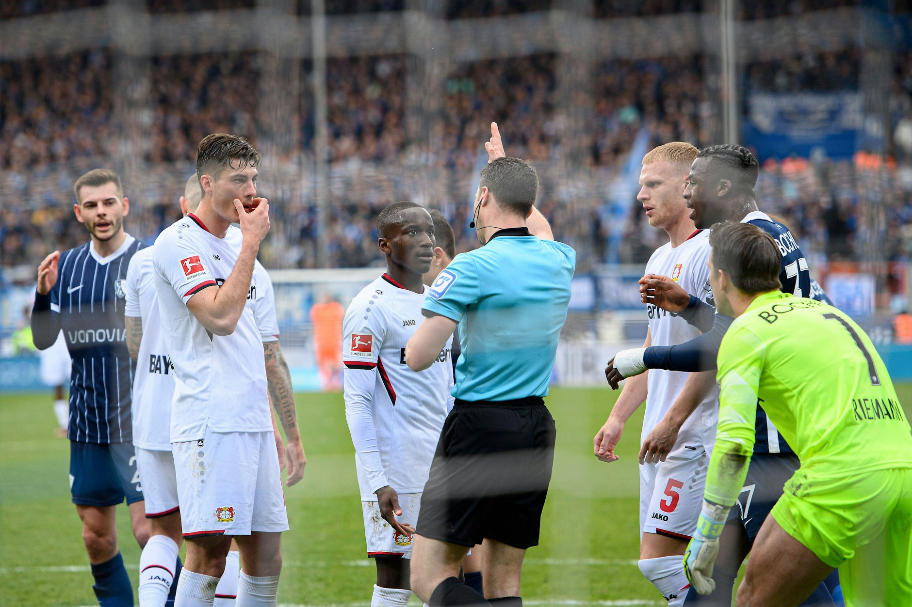 Diskussionen nach einer Doppelberührung beim Elfmeter gibt es immer wieder. Jetzt sorgt die neue Regel für Klarheit: Es gibt Wiederholung.