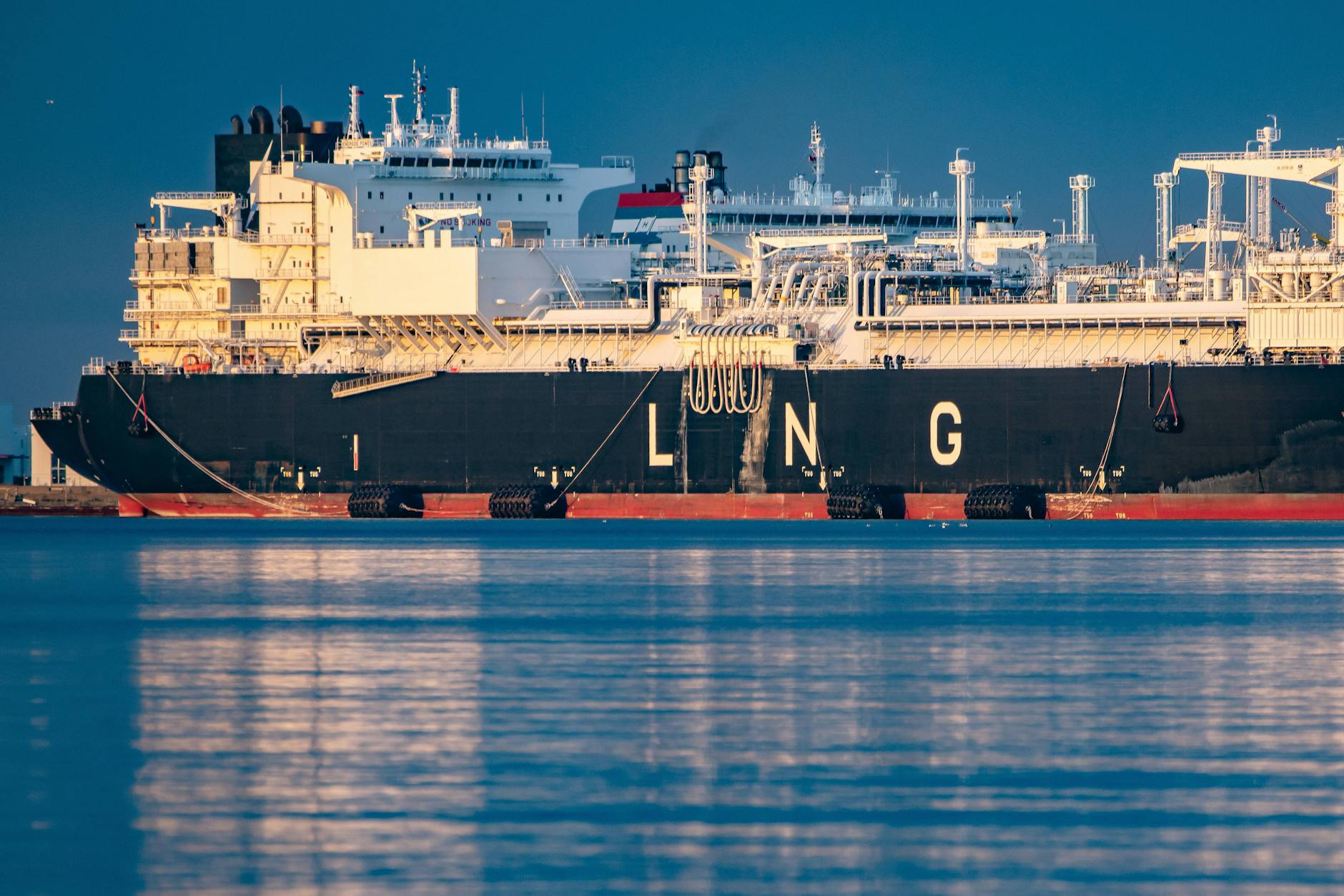 Statt ins deutsche Netz einzuspeisen, liefert der LNG-Tanker „Energos Force“ nach Gibraltar.