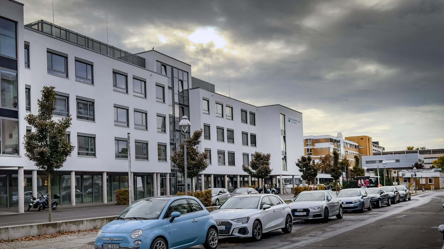 Über der Schlosspark-Klinik in Charlottenburg sind dunkle Wolken aufgezogen.
