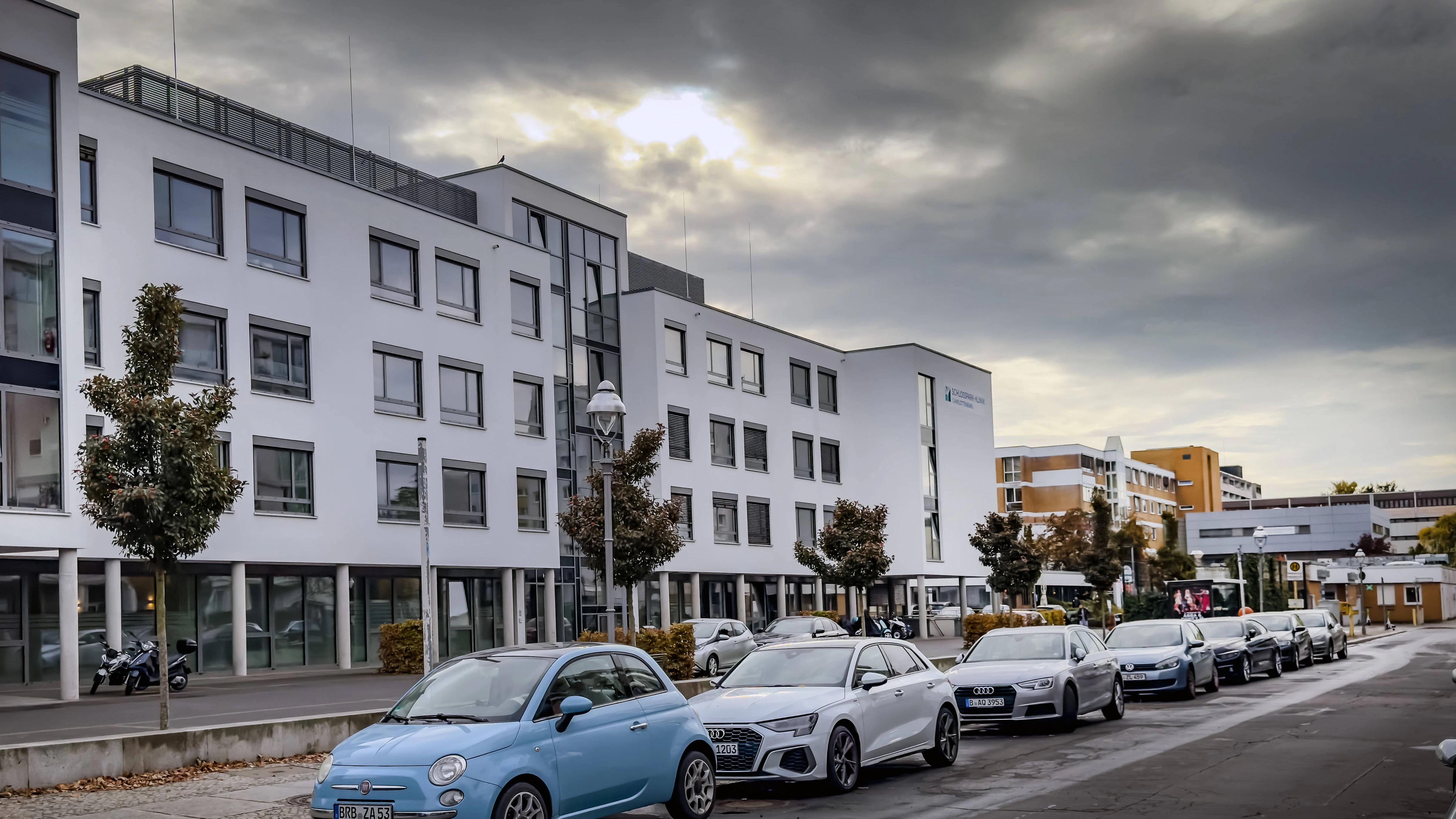 Über der Schlosspark-Klinik in Charlottenburg sind dunkle Wolken aufgezogen.