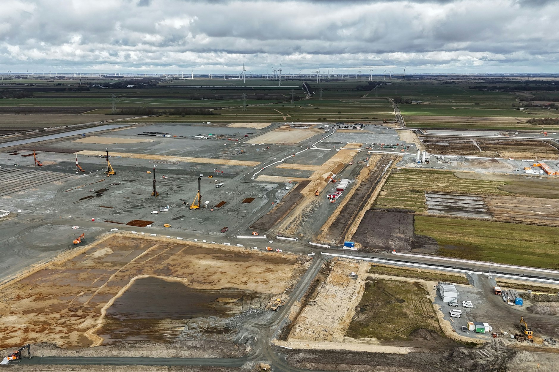 Die Baustelle in Schleswig-Holstein bleibt unter der in Deutschland gegründeten Tochter Northvolt Drei bestehen. In Polen wird die fertige Fabrik von US-Amerikanern übernommen.