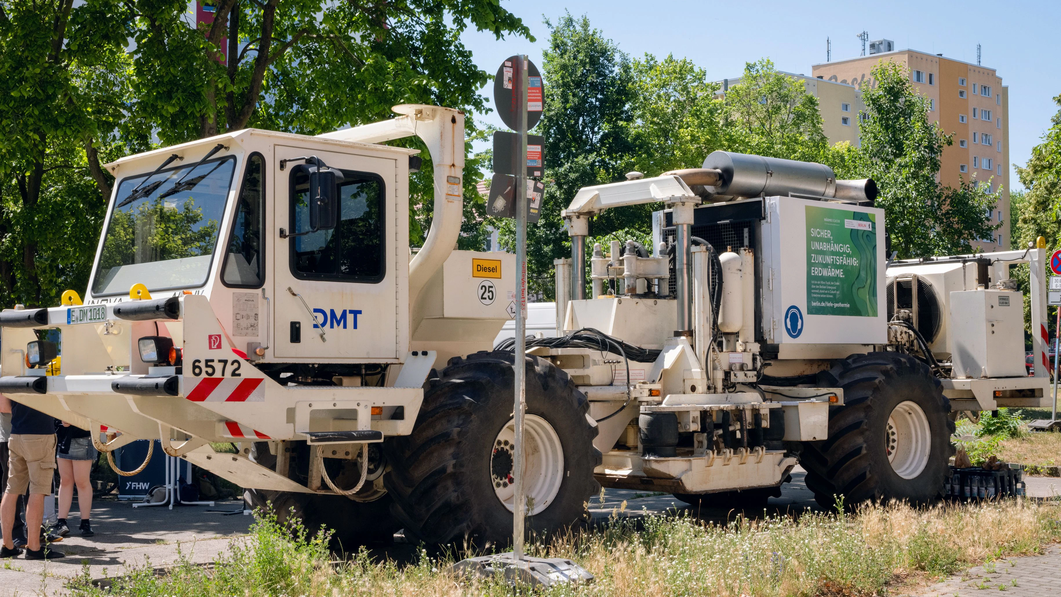 Die Schüttel-Trucks sind seit Montag im Osten Berlins unterwegs. Am Abend besuchten Sie den Ortsteil Karlshorst - und brachten sogar die Blumen auf den Balkonen zum Wackeln.