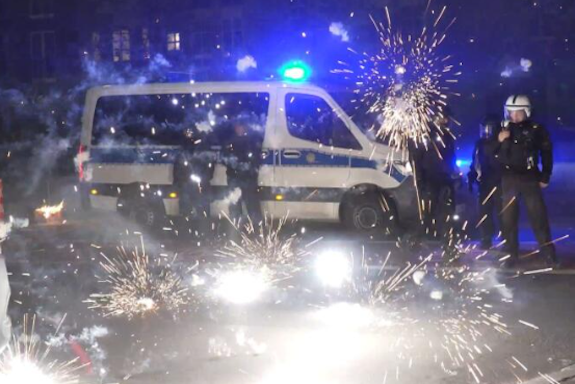 Auch die zunehmenden Angriff auf Polizisten, Feuerwehrleute und Hilfskräfte mit Feuerwerkskörpern an Silvester führten zu dem Verbot.
