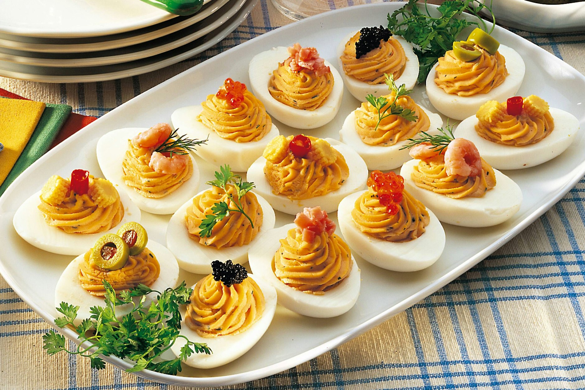 Gefüllte Eier sind ein echter Klassiker - mit unserem einfachen Rezept machen Sie aus dem Buffet-Klassiker aus der DDR den perfekten Snack fürs Abendbrot.