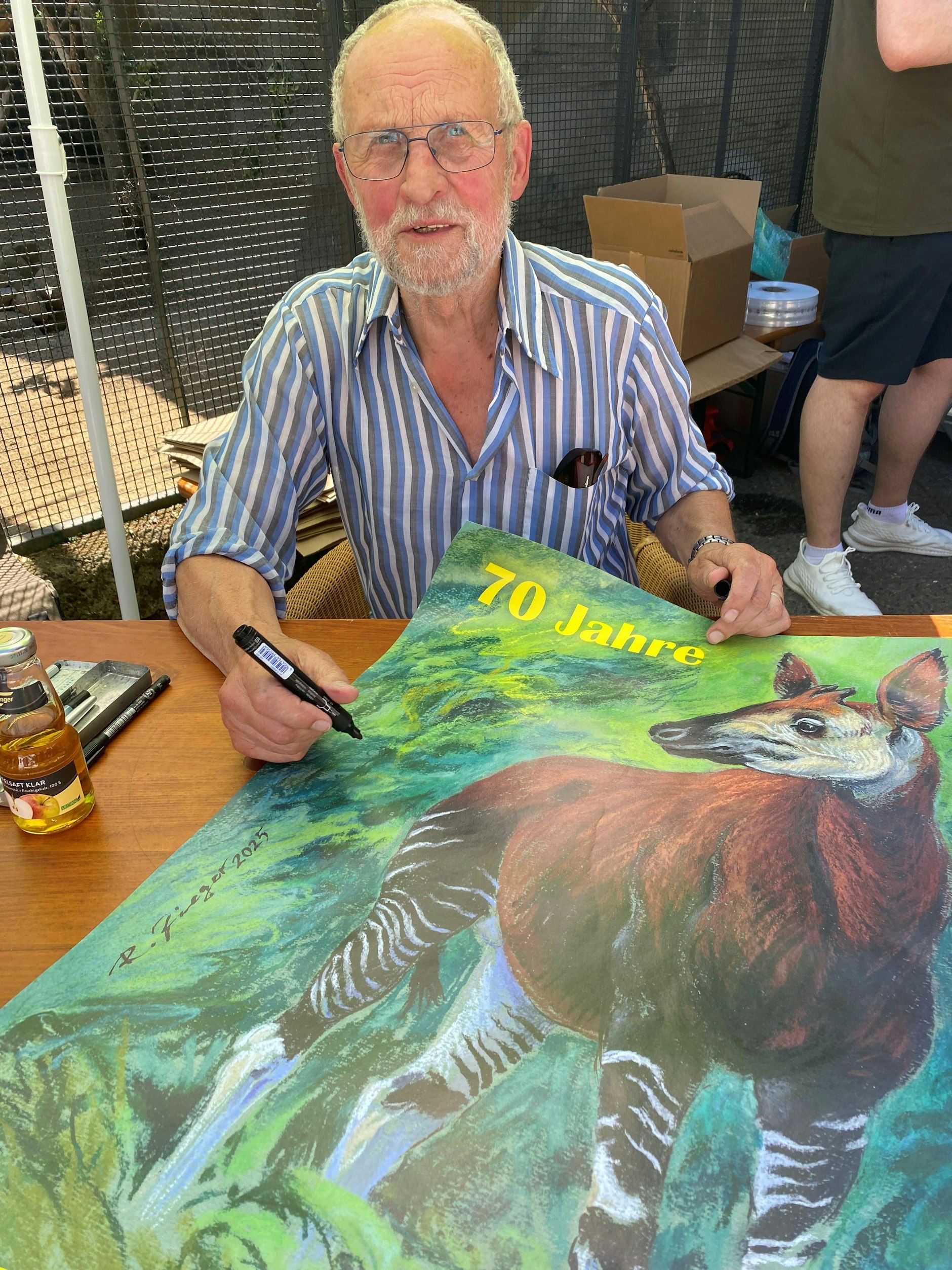 Tierpark-Maler Reiner Zieger (90) griff noch einmal zum Stift und schuf dieses Plakat zum 70. Tierpark-Geburtstag. Sein Motiv: Okapi-Bulle Boje, der in den 70ern ein Star im Tierpark war.