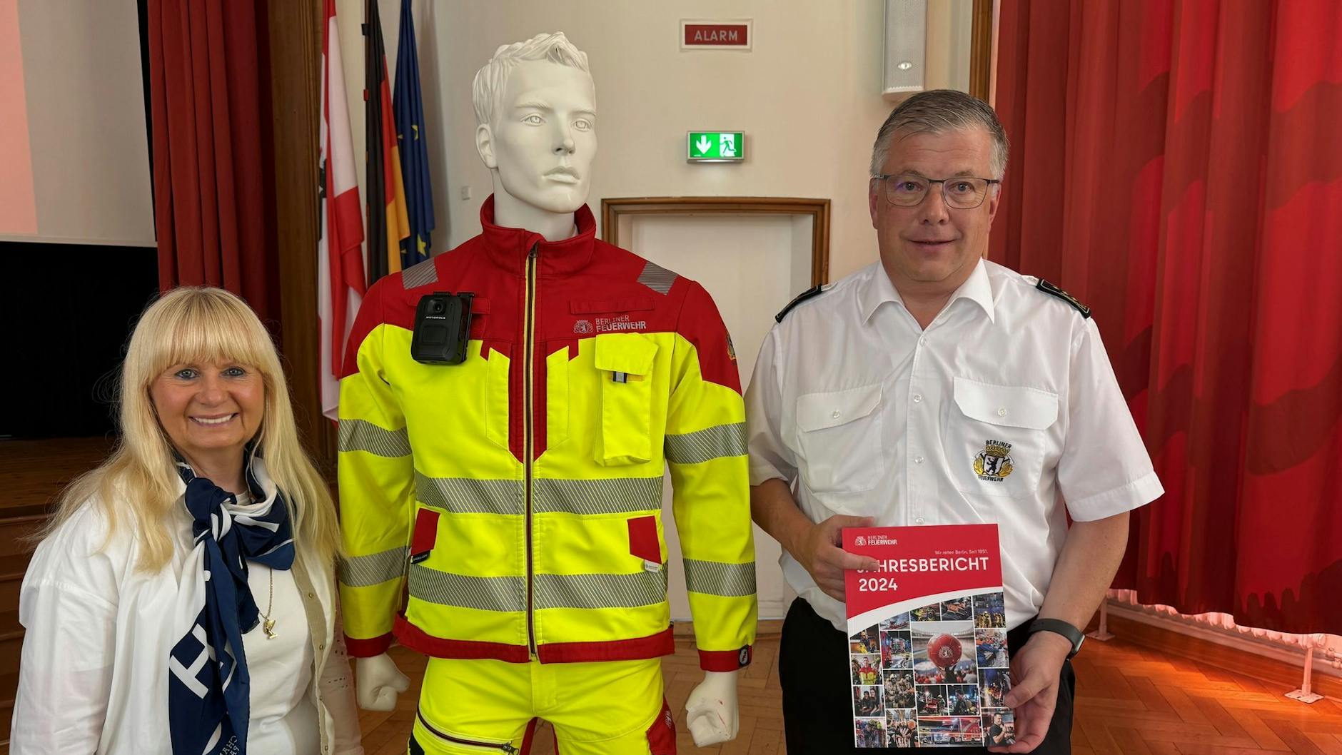 Innensenatorin Iris Spranger und Landesbranddirektor Karsten Homrighausen stellen den Jahresbericht 2024 der Berliner Feuerwehr vor.