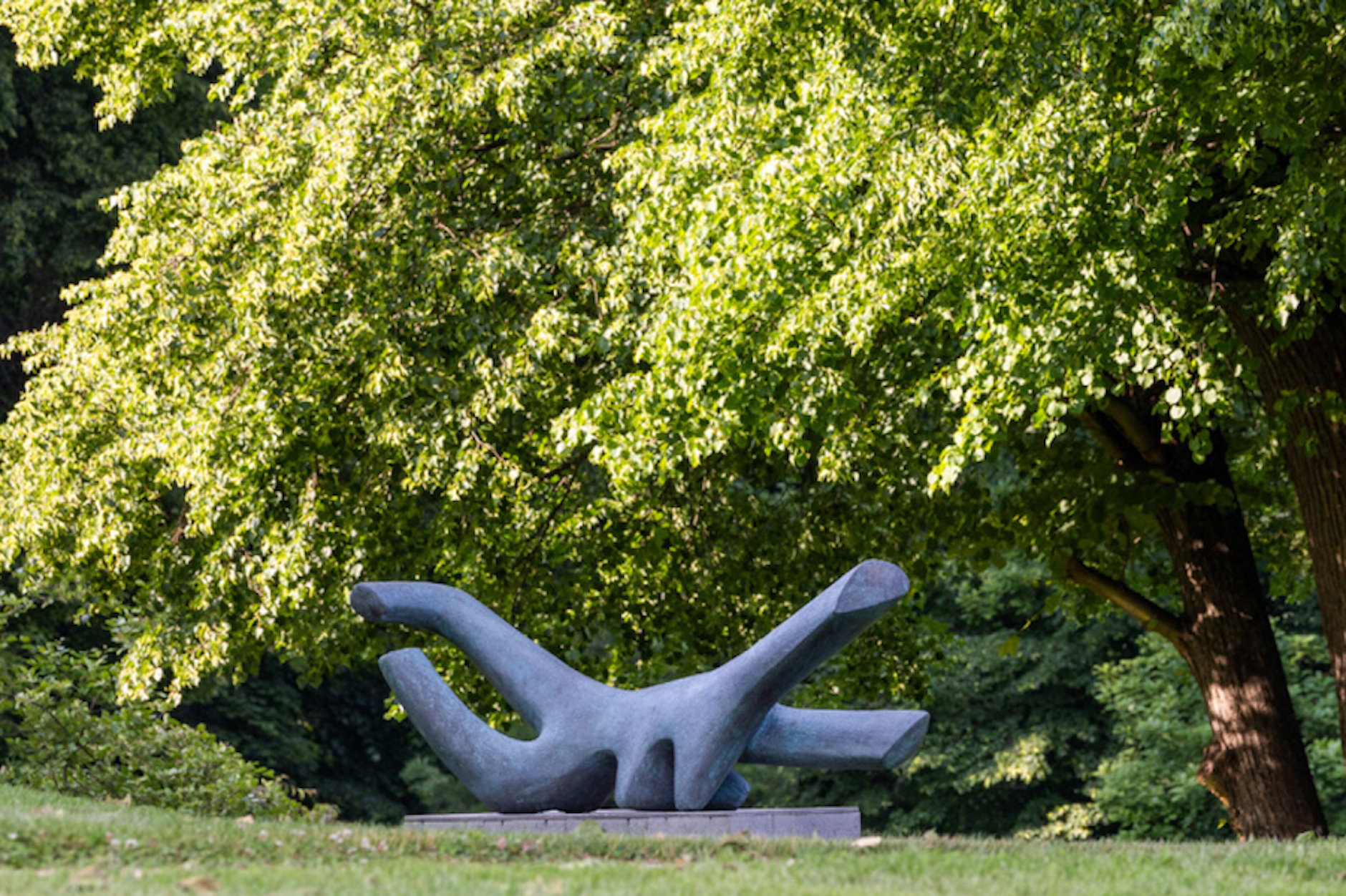 „Urgeäst“, 1950, Bronze, eine ideale Entsprechung zu den um 1835 gepflanzten Bäumen