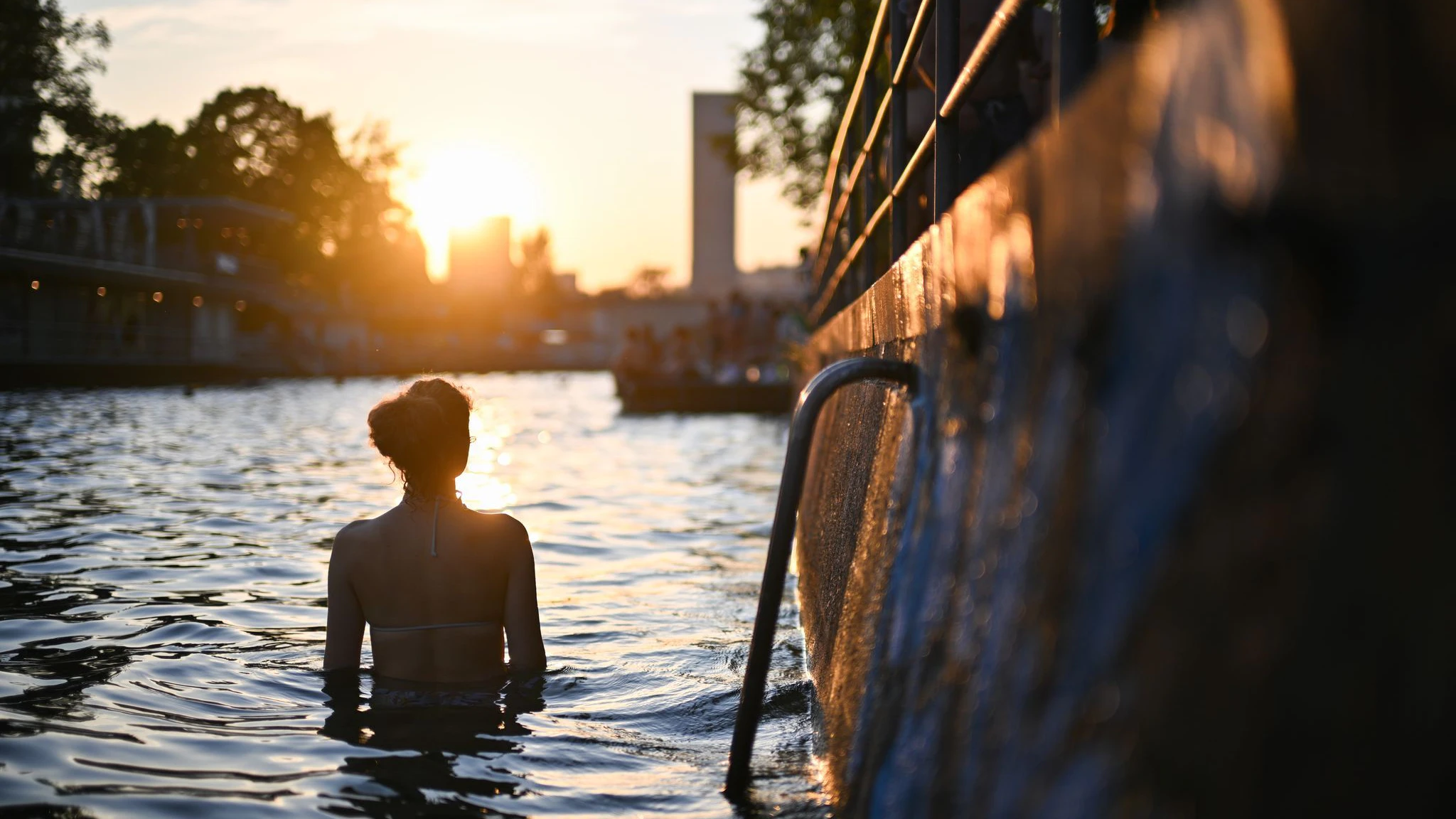 An den besonders heißen Tagen suchen viele Menschen auch in Berlin nach Abkühlung - ob im Freibad oder im Badesee.