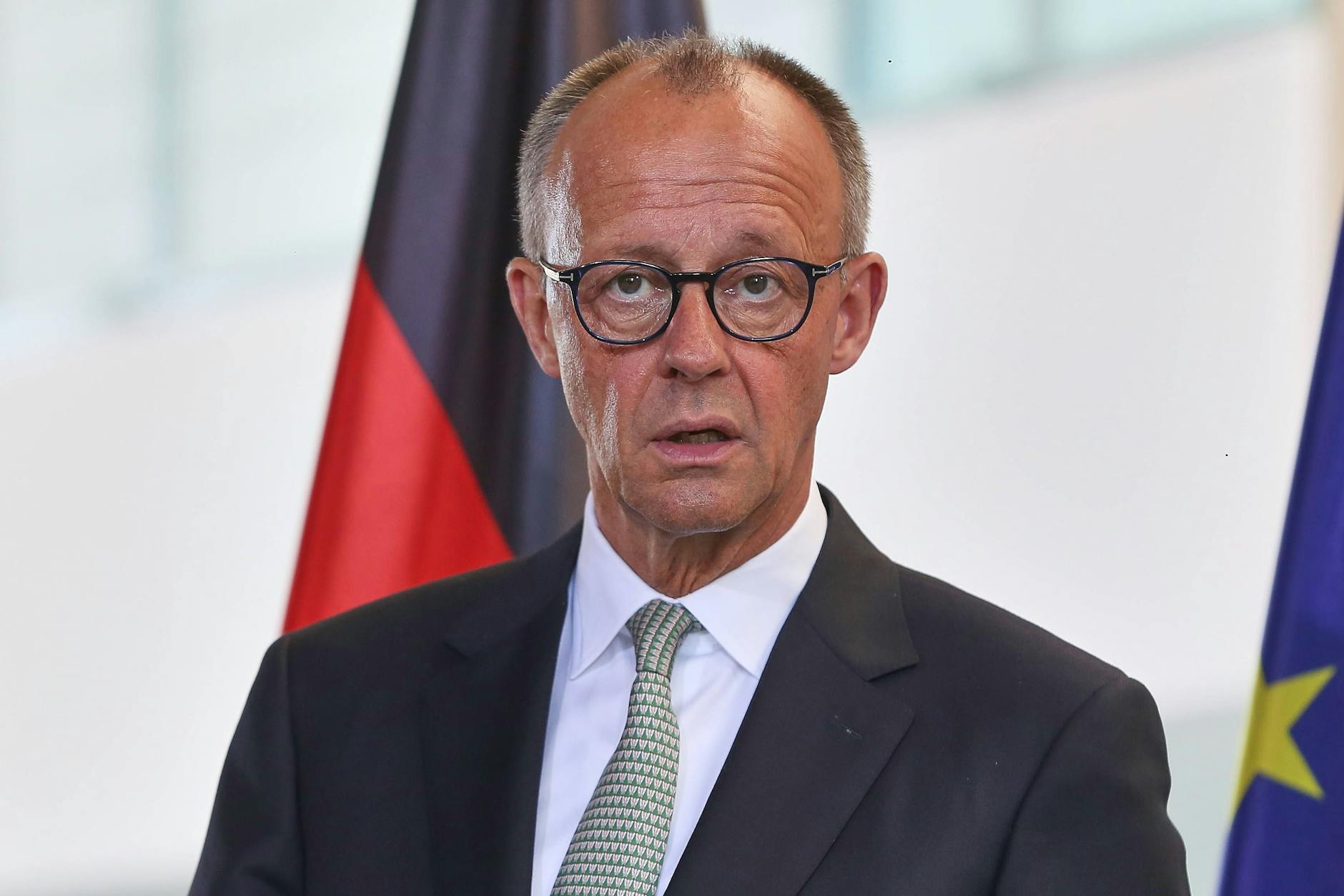 Bundeskanzler Friedrich Merz (CDU) stellt sich hinter seine Parteikollegin Julia Klöckner.