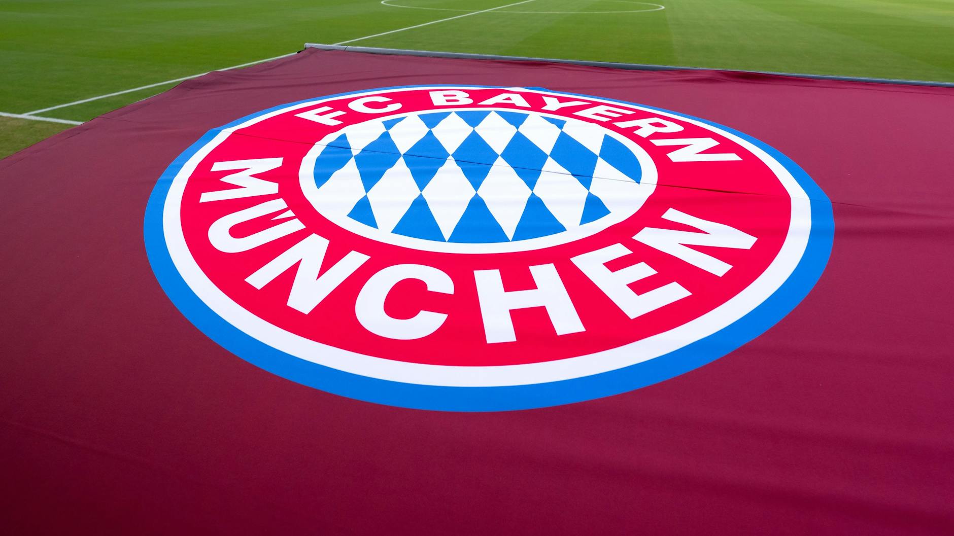 Der FC Bayern reagiert geschockt auf den Todesfall eines Trainers in einem Jugendcamp des Klubs.
