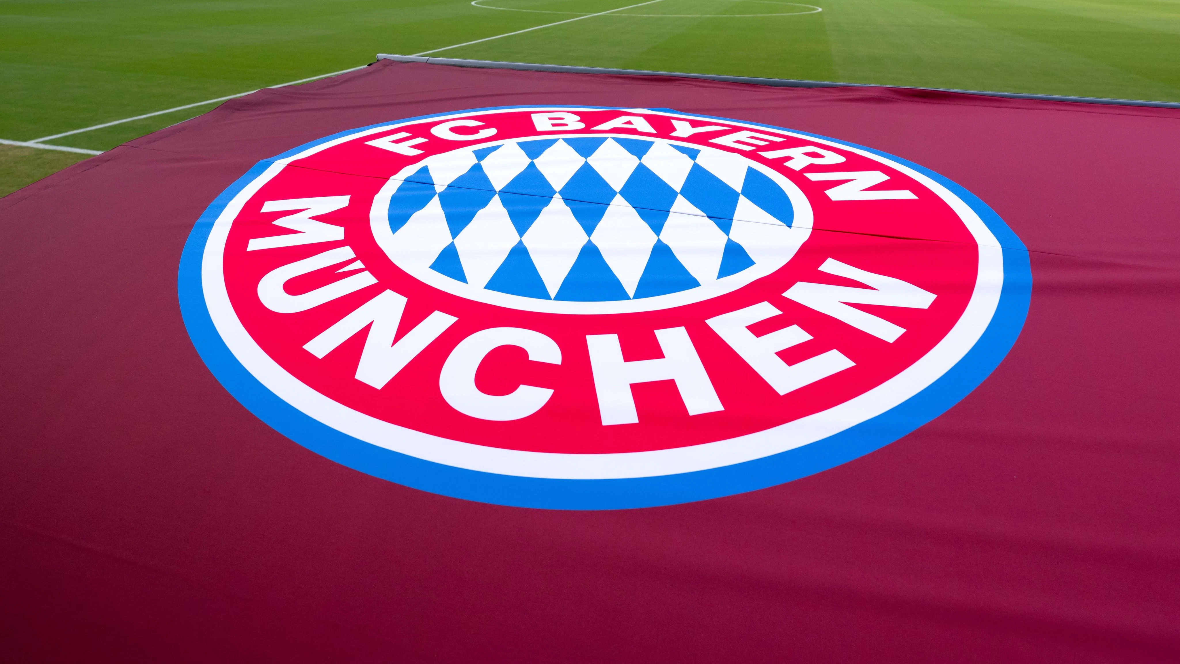 Der FC Bayern reagiert geschockt auf den Todesfall eines Trainers in einem Jugendcamp des Klubs.