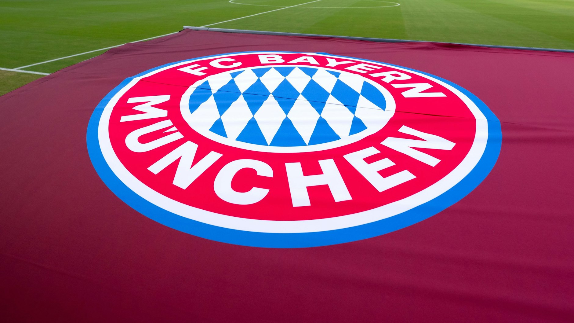 Der FC Bayern reagiert geschockt auf den Todesfall eines Trainers in einem Jugendcamp des Klubs.