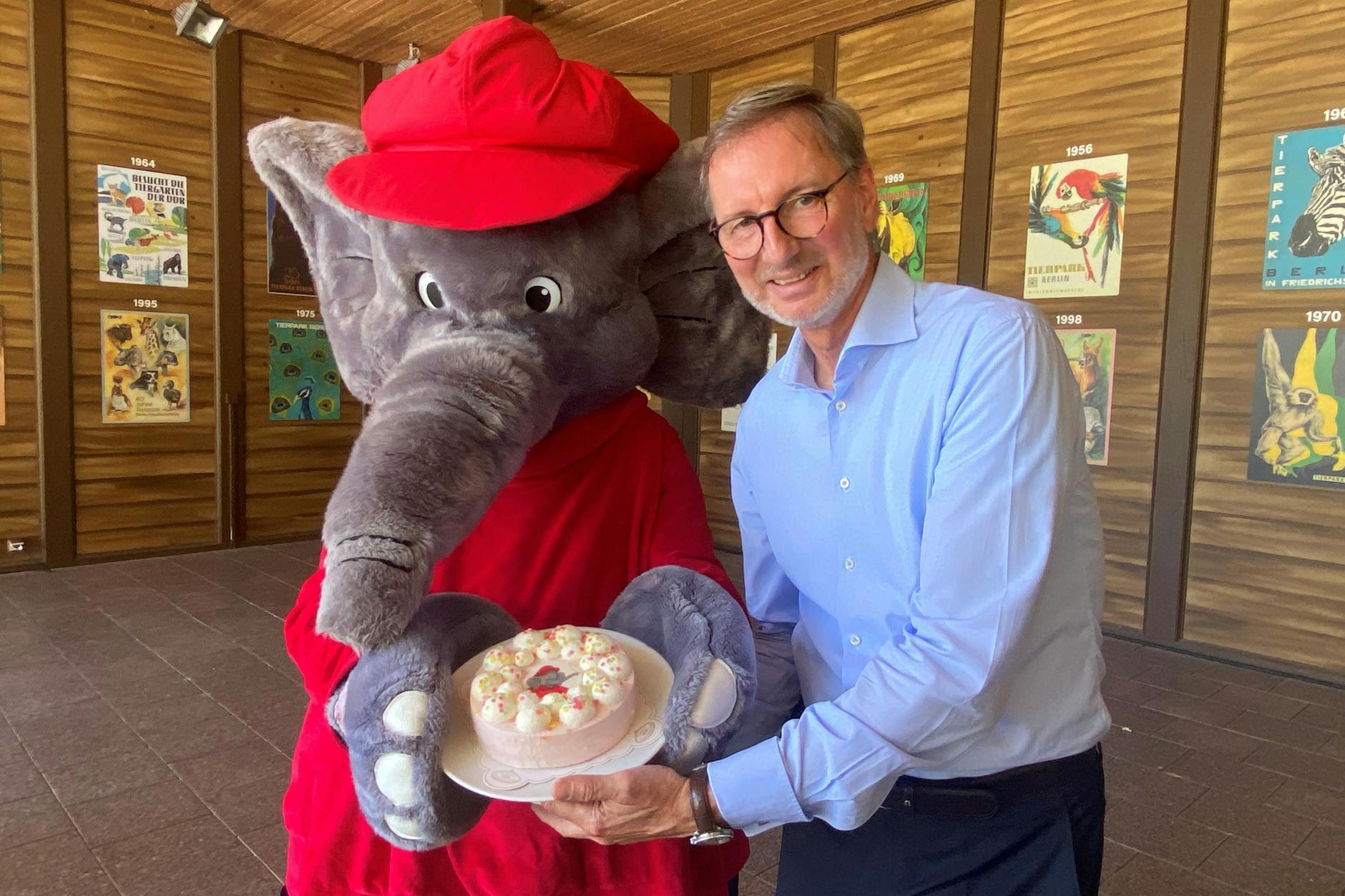Da ist Tierpark-Chef Dr. Andreas Knieriem erstaunt: Zum Tierpark-Jubiläum kam sogar Kinder-Star Benjamin Blümchen mit einer Torte.