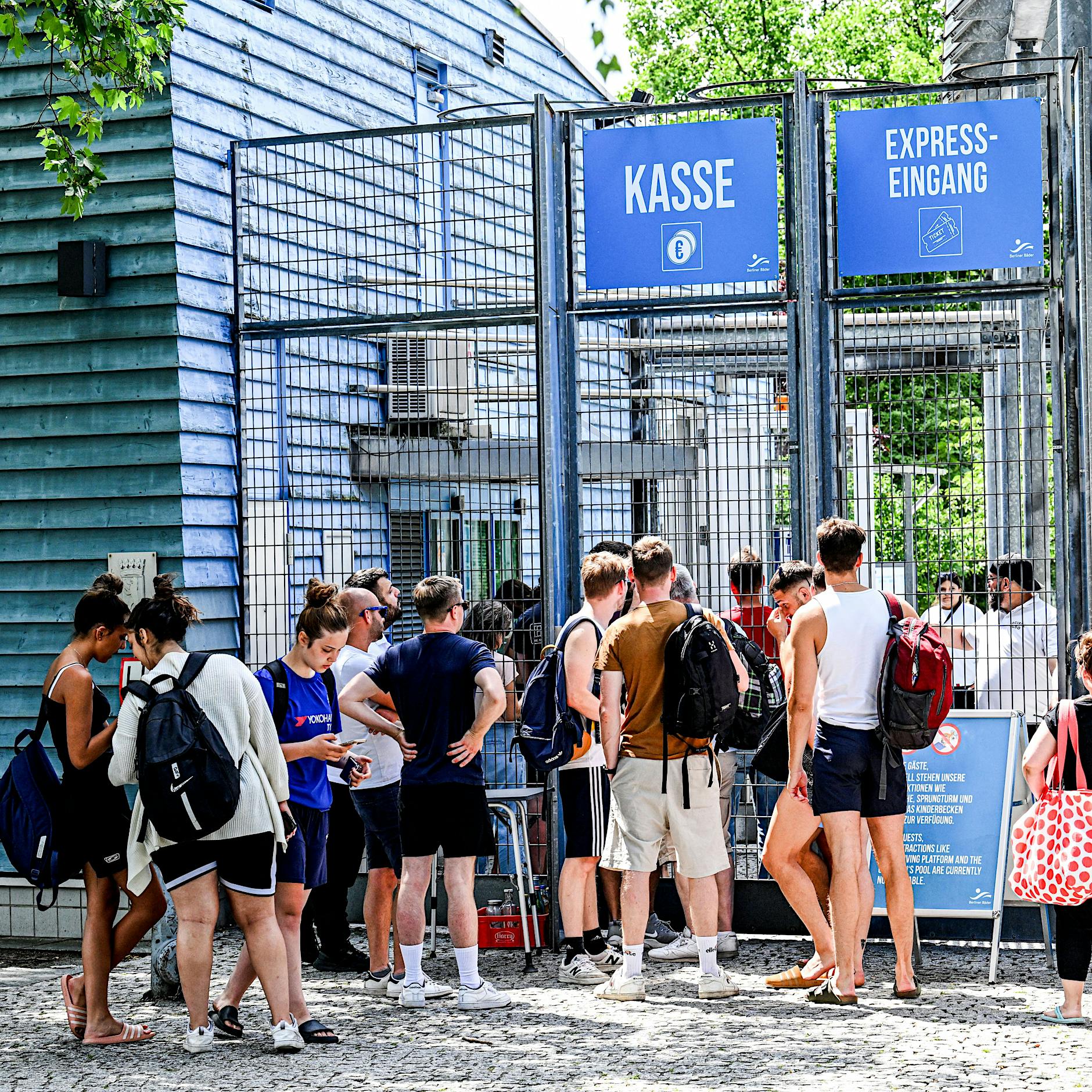 Der heißeste Tag im Columbiabad in Neukölln: Dösen in der Berliner Kriegszone