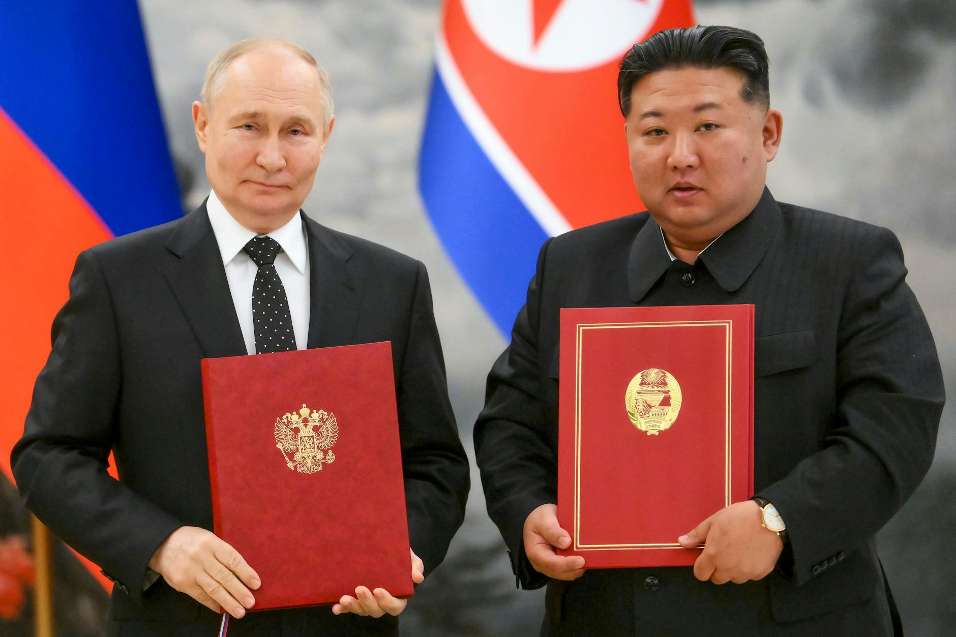 Pjöngjang: Russlands Präsident Wladimir Putin (l) und der nordkoreanische Staatschef Kim Jong Un posieren im Juni 2024 für ein Foto während einer Unterzeichnungszeremonie der neuen Partnerschaft.