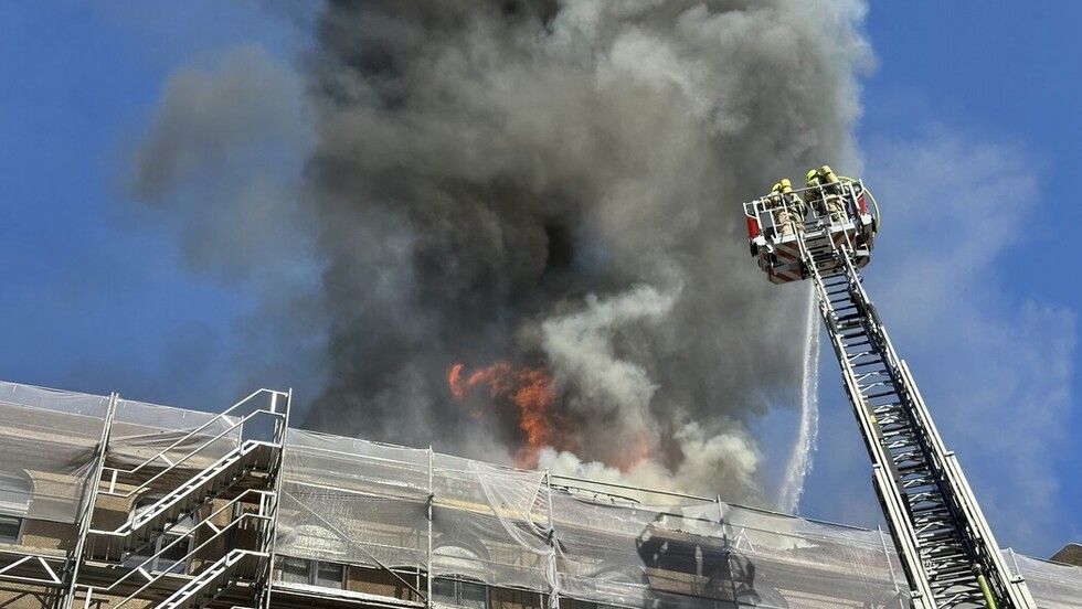 Flammen-Inferno in Schöneberg: Glück im Unglück beim Dachstuhl-Brand