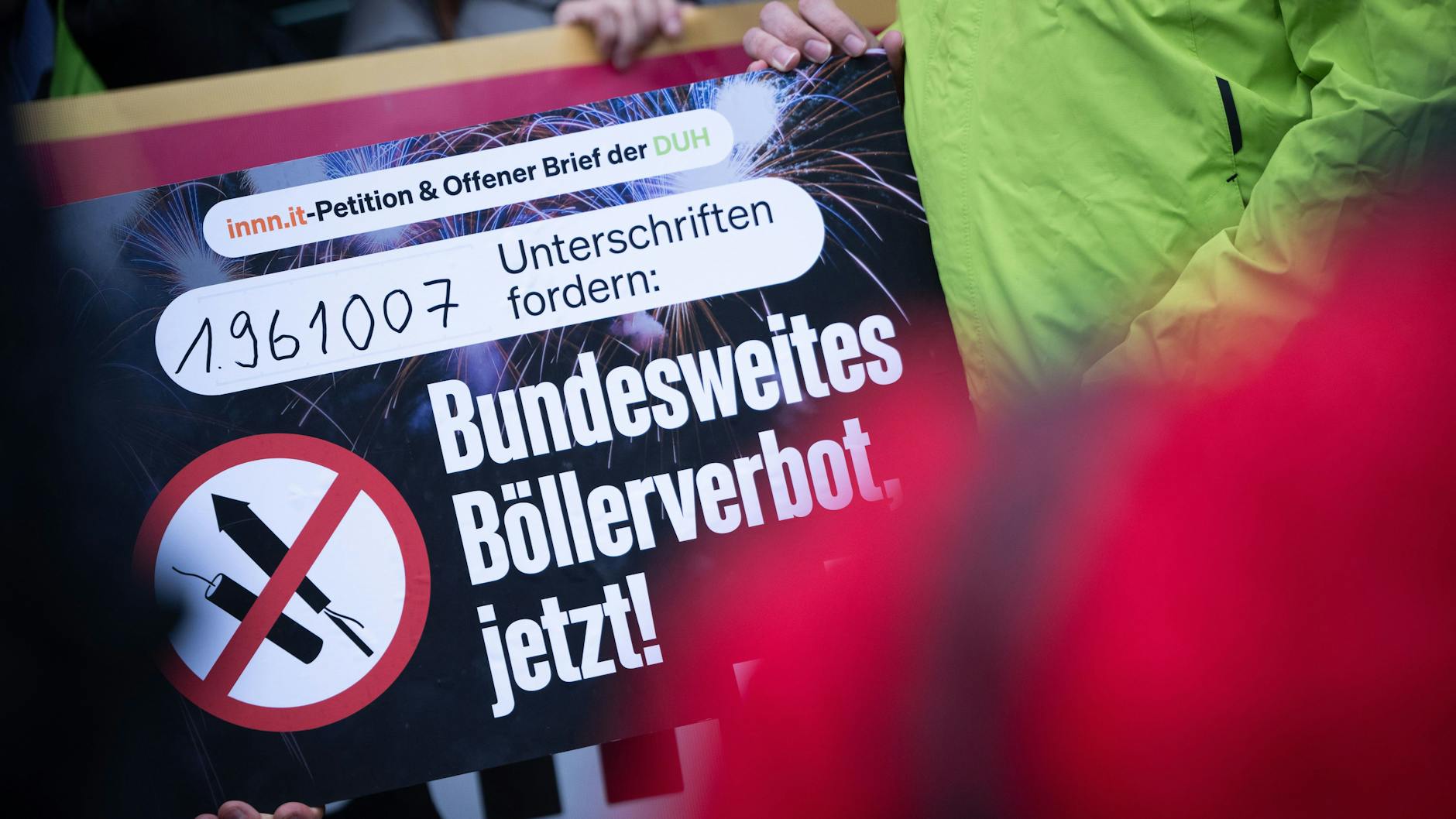 Die Anzahl der gemeinsamen Unterschriften Anfang Januar 2025 für die Petition der Gewerkschaft der Polizei und einem offenen Brief der Deutschen Umwelthilfe für ein bundesweites Böllerverbot.