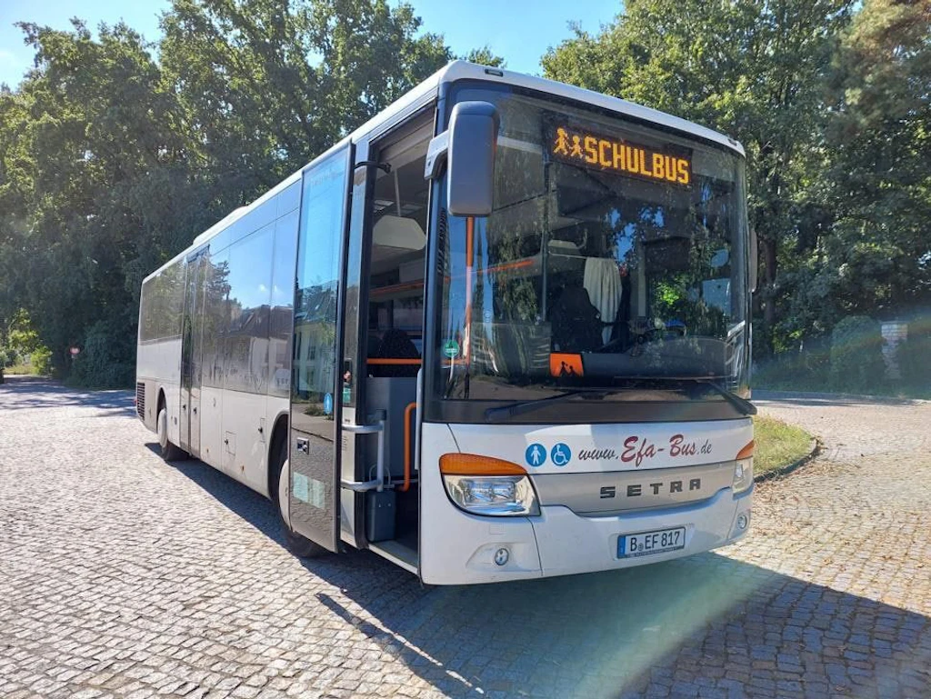 Wird es jetzt noch teurer? Schwimmbus-Klage gegen Pankows Schulamt