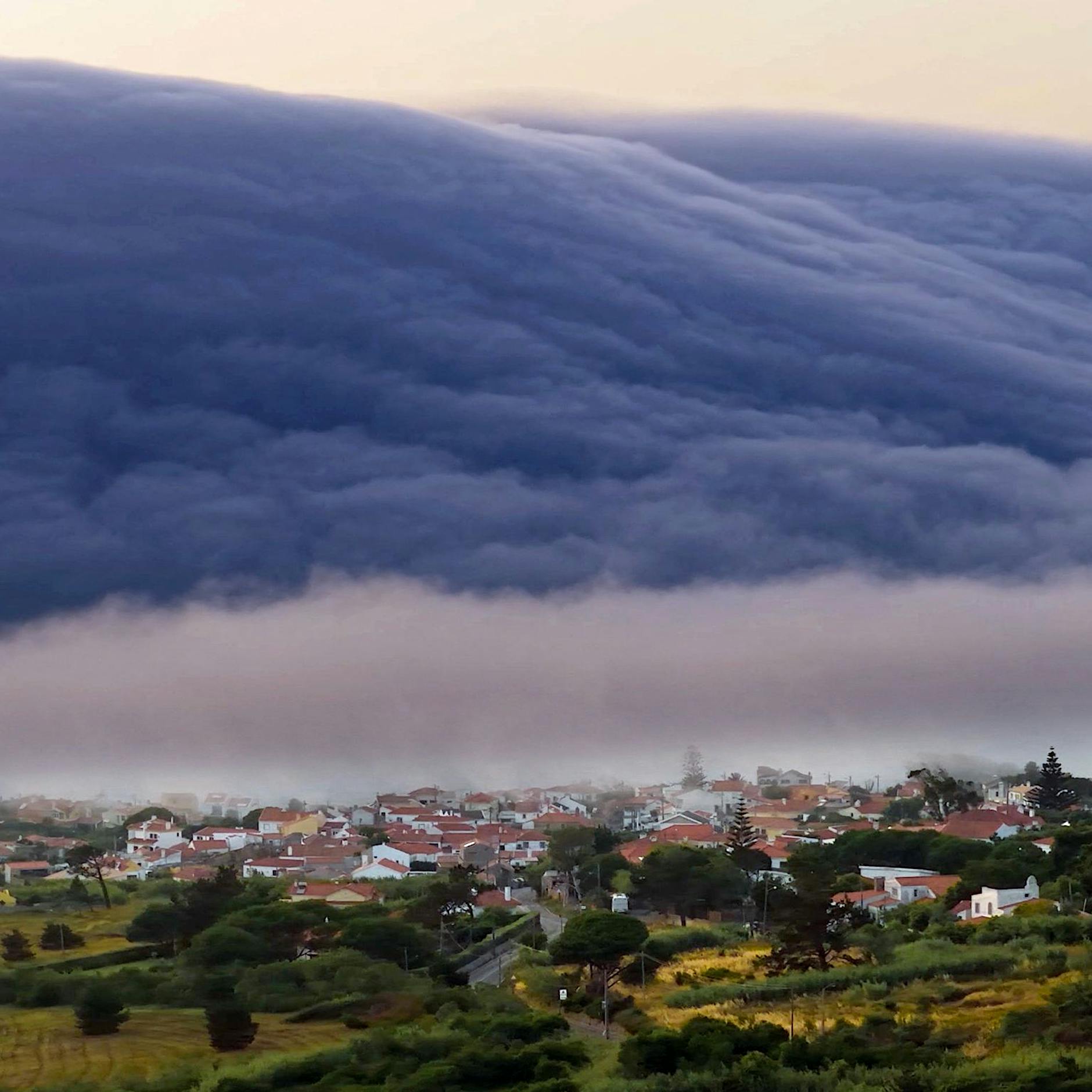 Horrorwolke vor der Küste Portugals: Strandbesucher schlagen Alarm