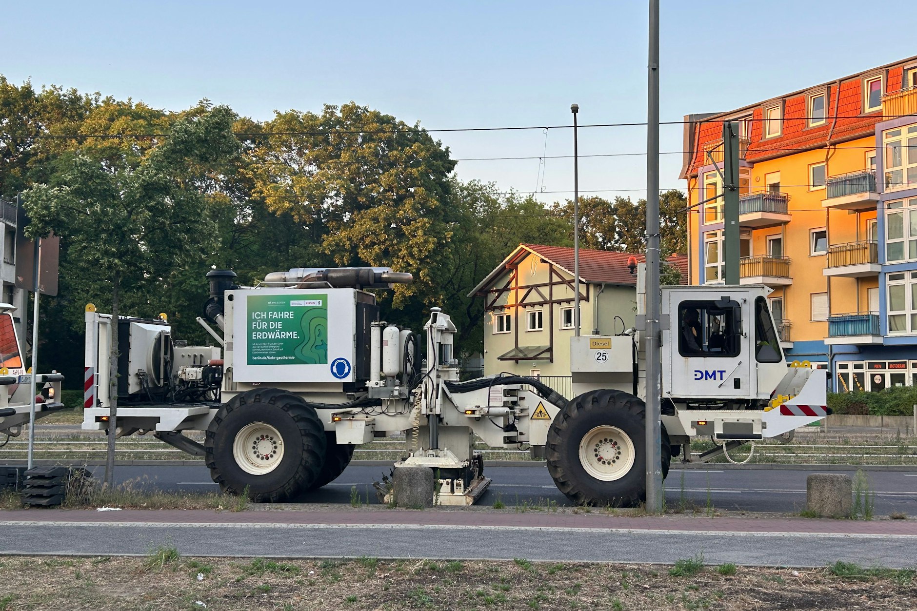 Solche Vibro-Trucks waren am Abend auch im Berliner Ortsteil Karlshorst unterwegs. Sie bringen die Erde in der näheren Umgebung zum Zittern.