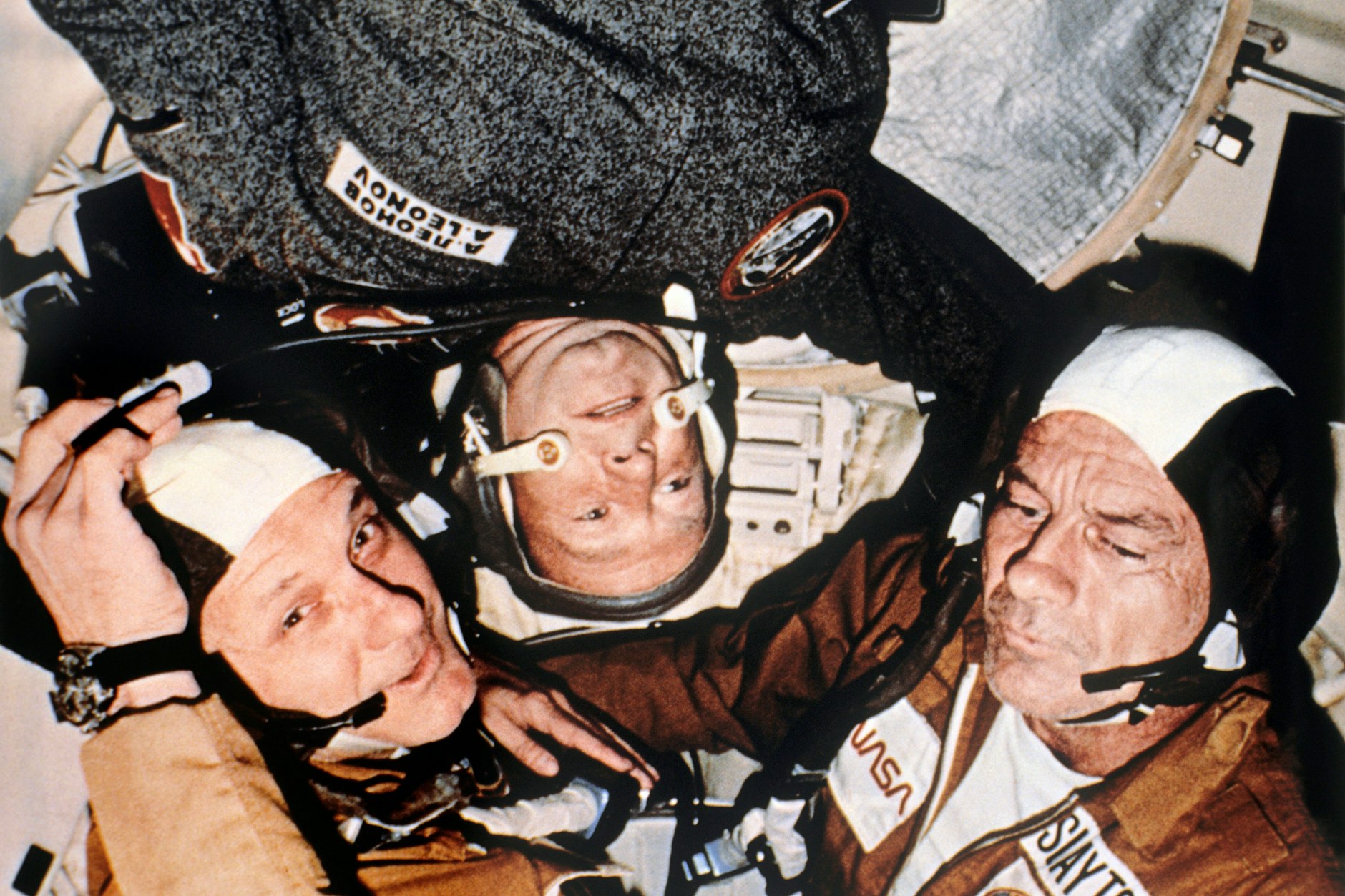 Kosmonaut Alexei Leonow (M.) mit den Astronauten Thomas Stafford und Donald Deke Slayton