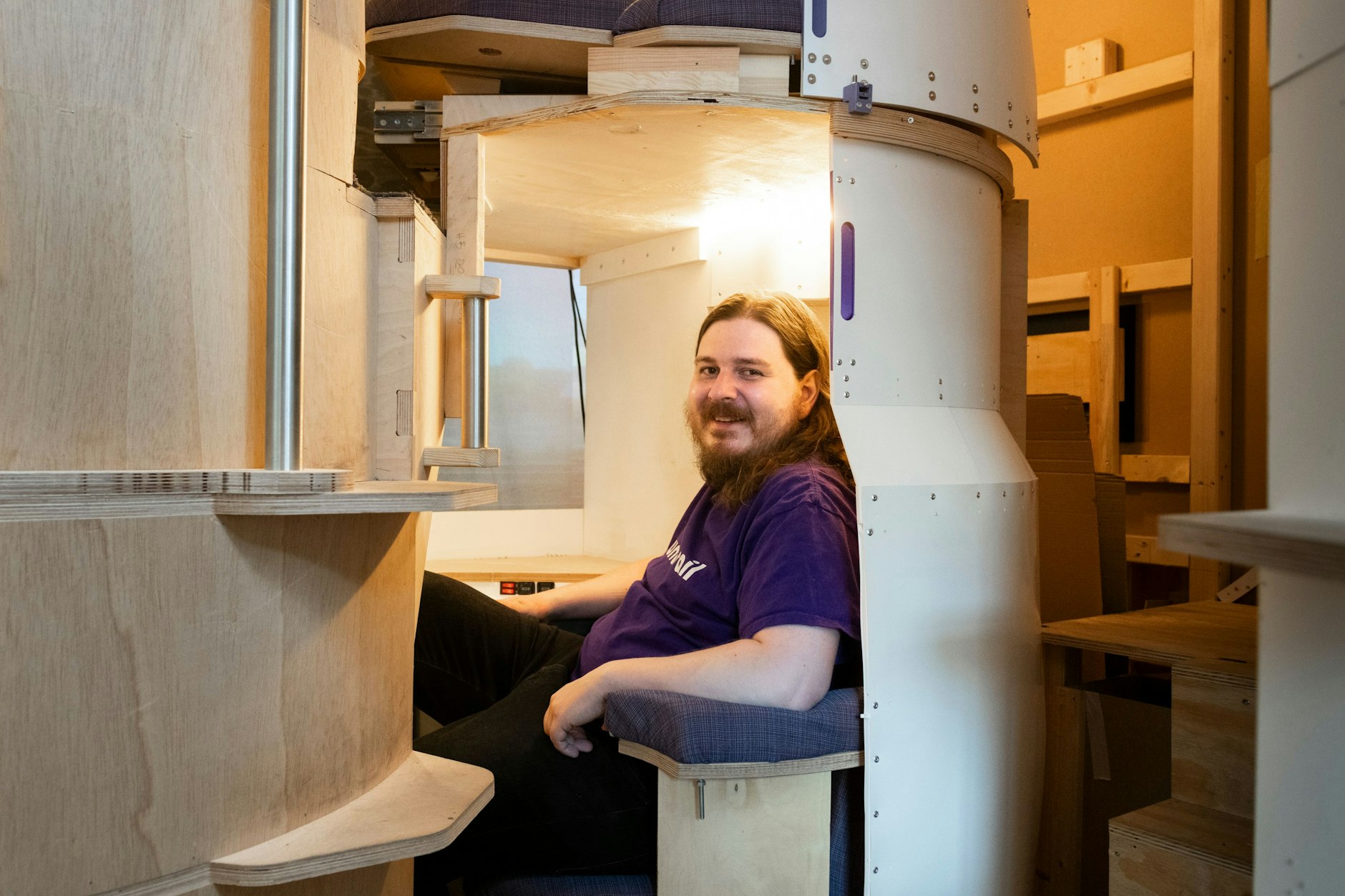 Einsteigen und wohlfühlen. Anton Dubrau, Gründer des Berliner Start-ups Luna Rail, nimmt in der Treptower Werkstatt im Modell eines Schlafwagenabteils Platz.