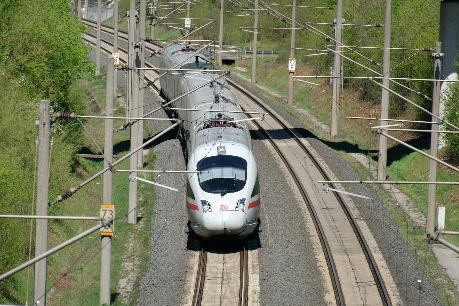 Reisen mit dem ICE wird immer mehr zum Luxus. Die Preise im Fernverkehr sollen nochmal teuerer werden, weil die Schienenmaut anzieht.