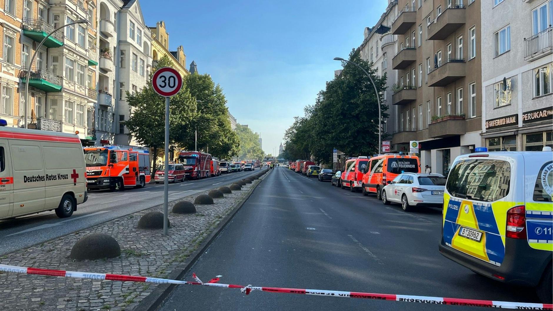 Nichts fährt mehr. In Schöneberg steht wegen des Dachstuhlbrandes alles still.