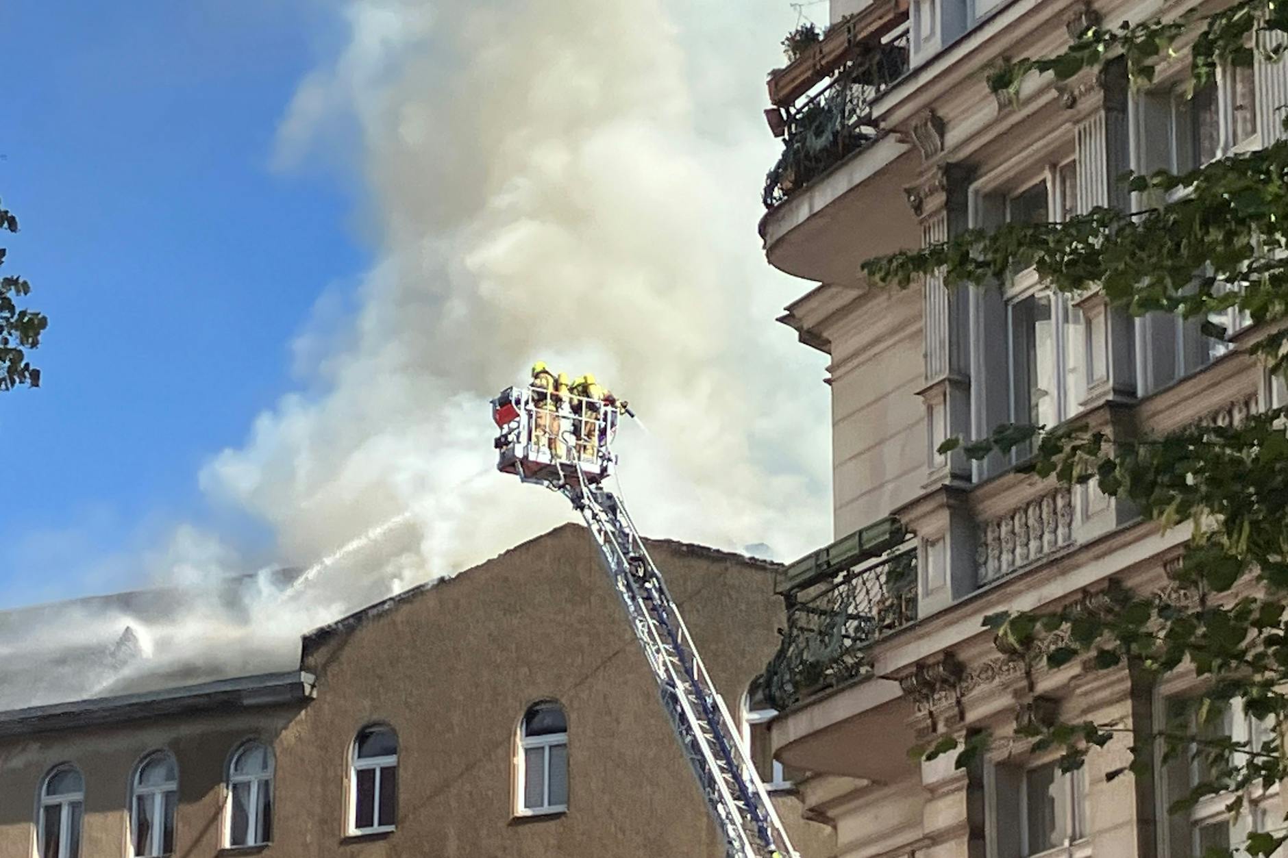 Die Feuerwehr bekämpft den Brand.