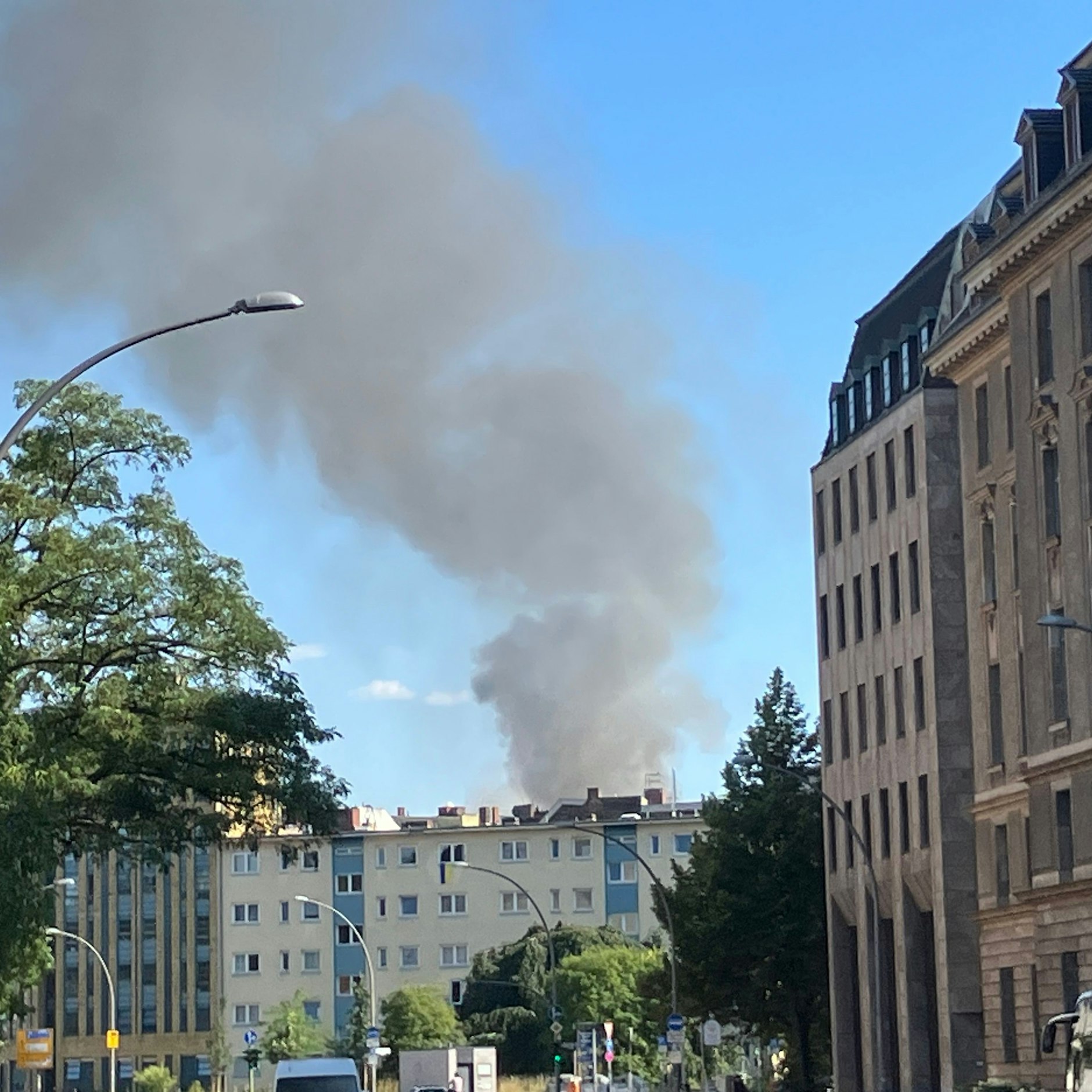 Eine Rauchsäule ist in Schöneberg zu sehen.
