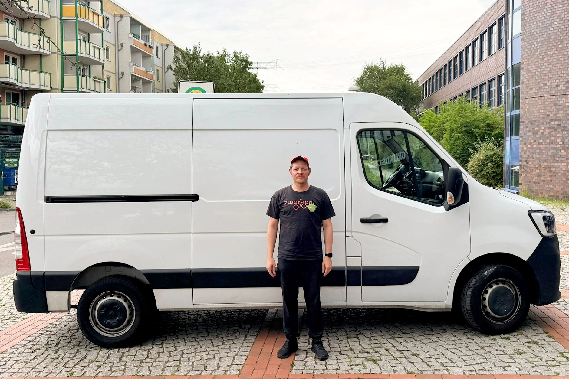 Endlich, der Renault-Transporter ist nach elf Monaten und vielen KURIER-Nachfragen repariert, freut sich Reha-Trainer Tobias Kopetzky.