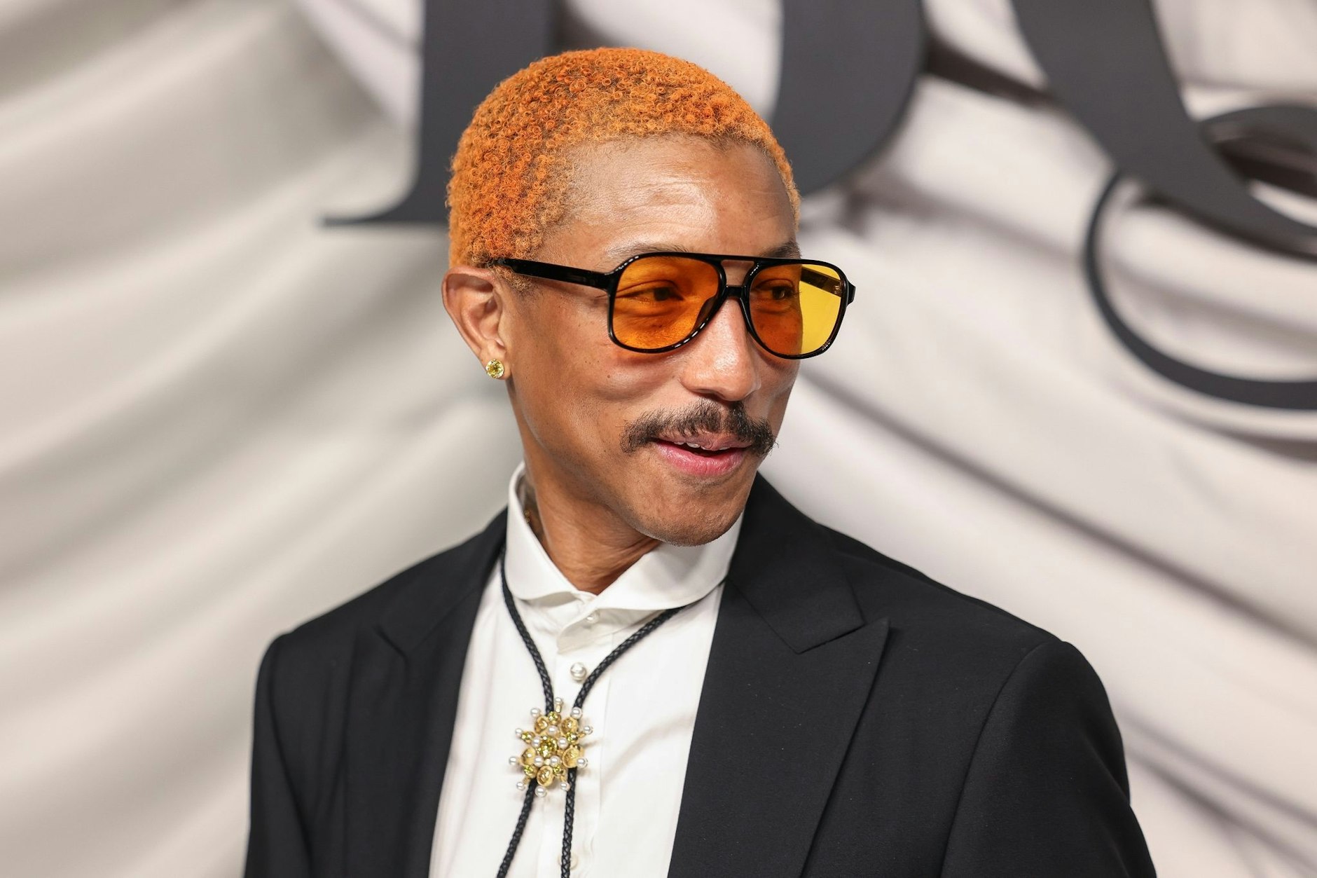 „Happy“ war einmal: Der Musiker Pharrell Williams steckt aktuell mitten in einem Rechtsstreit.