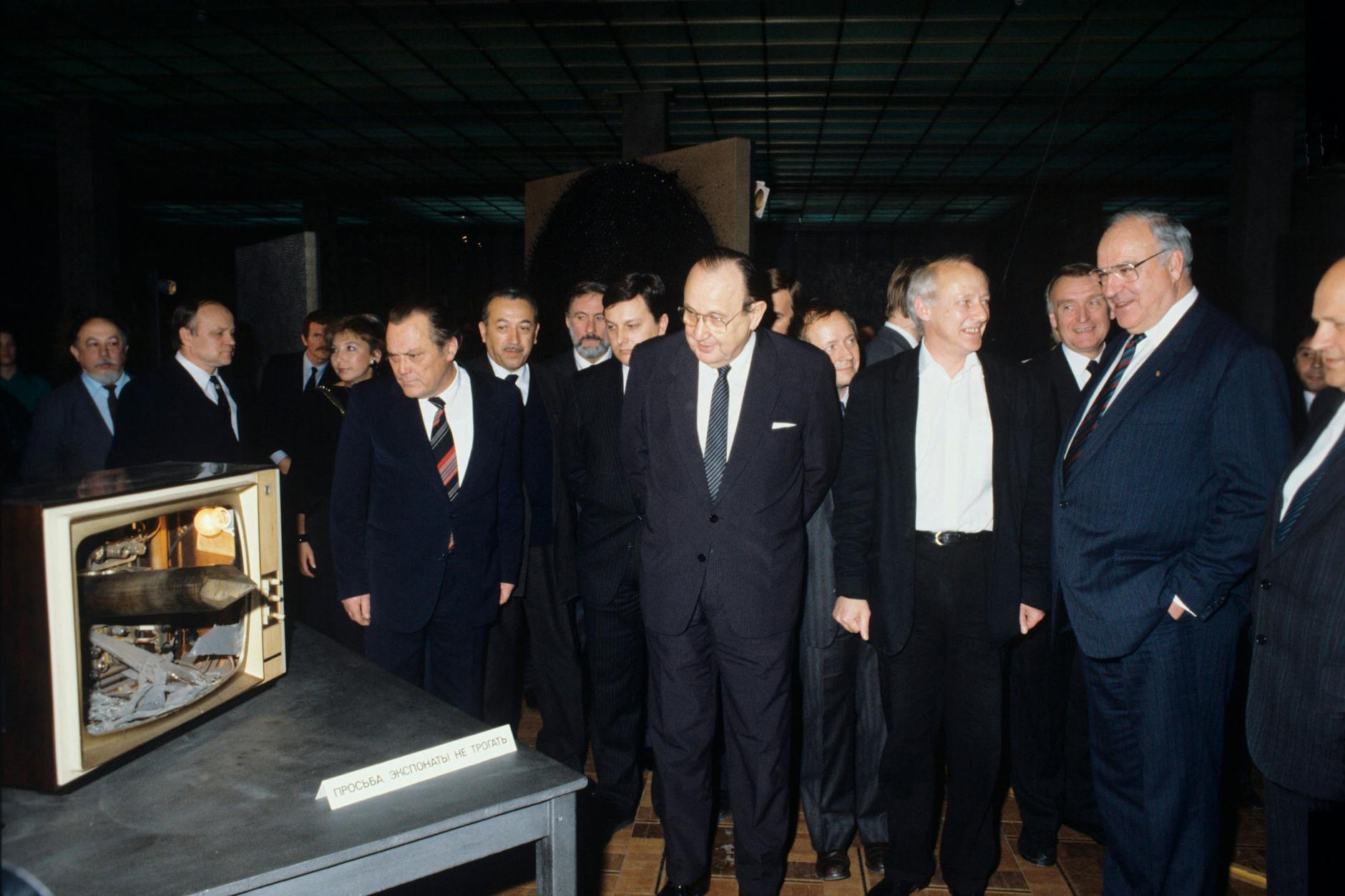 Moskau, Oktober 1988: Michel Gaißmayer (ohne Schlips) zwischen Außenminister Hans-Dietrich Genscher (l.) und Bundeskanzler Helmut Kohl in der Uecker-Ausstellung im Haus des Moskauer Künstlerverbands.