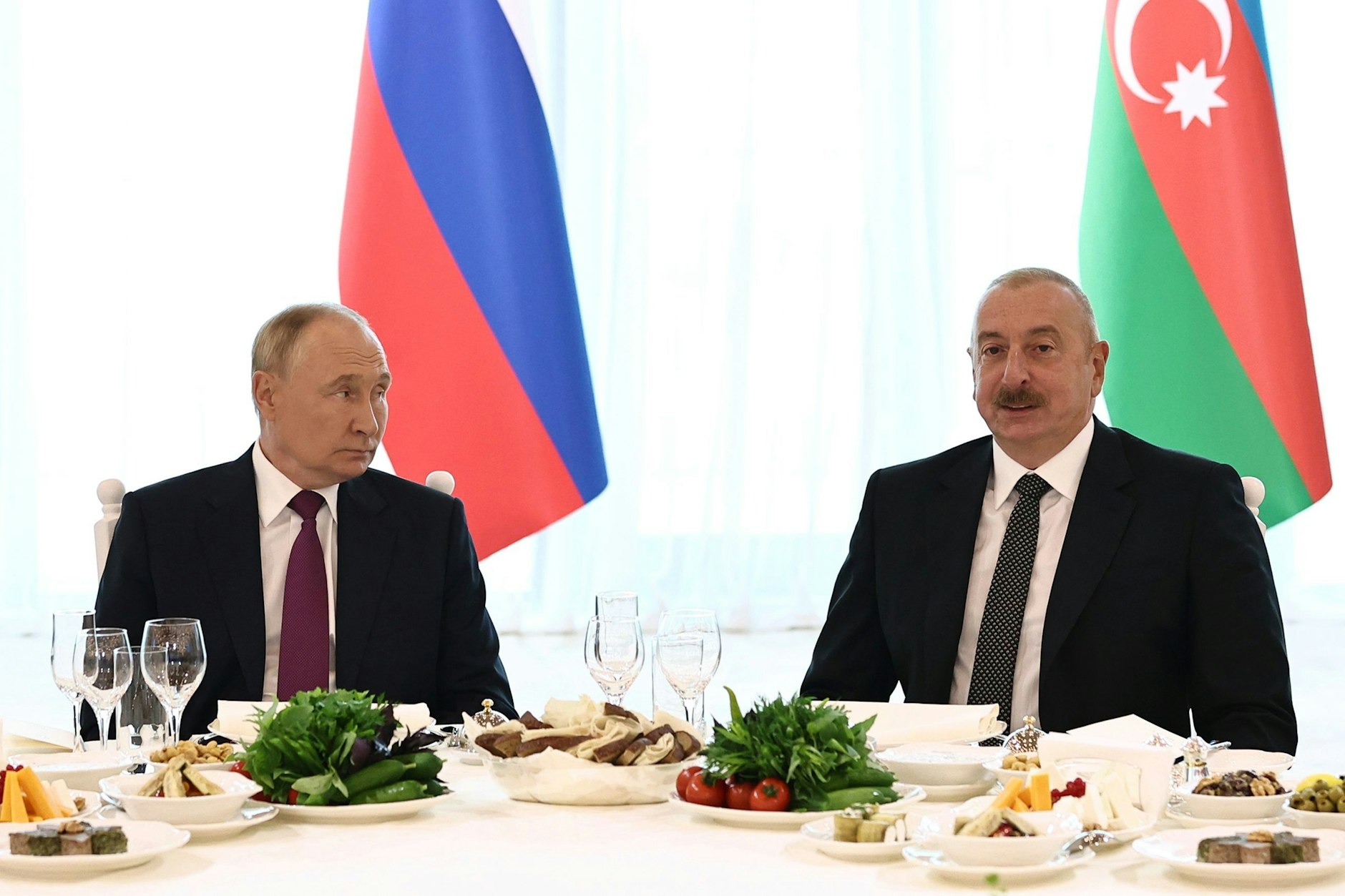Skeptischer Blick schon 2024: Der russische Präsident Wladimir Putin (l.) zu Gast bei seinem aserbaidschanischen Kollegen Ilham Alijew in Baku.