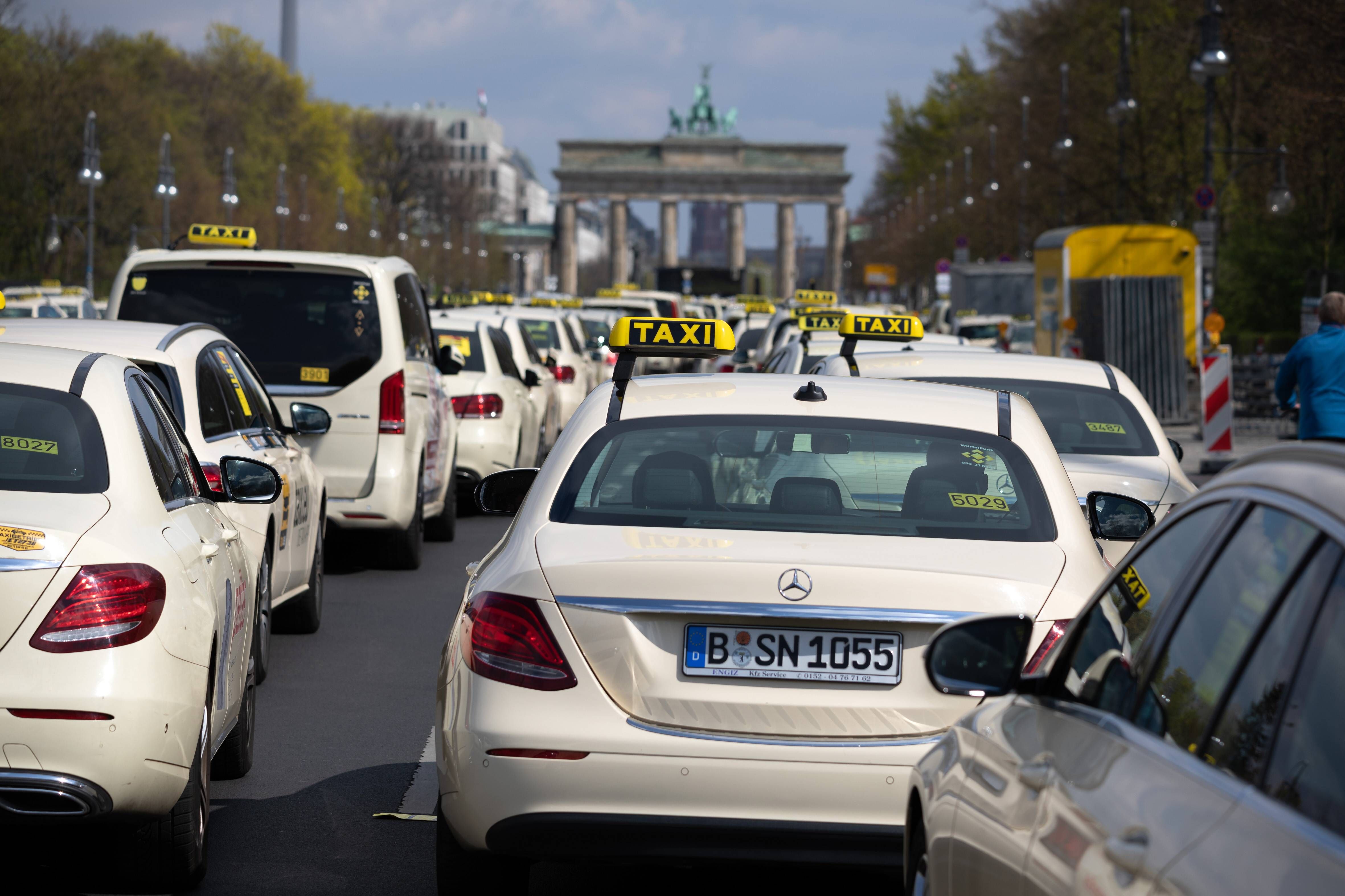 Taxi-Demo in Berlin: So wütend sind die Fahrer auf Uber & Bolt!