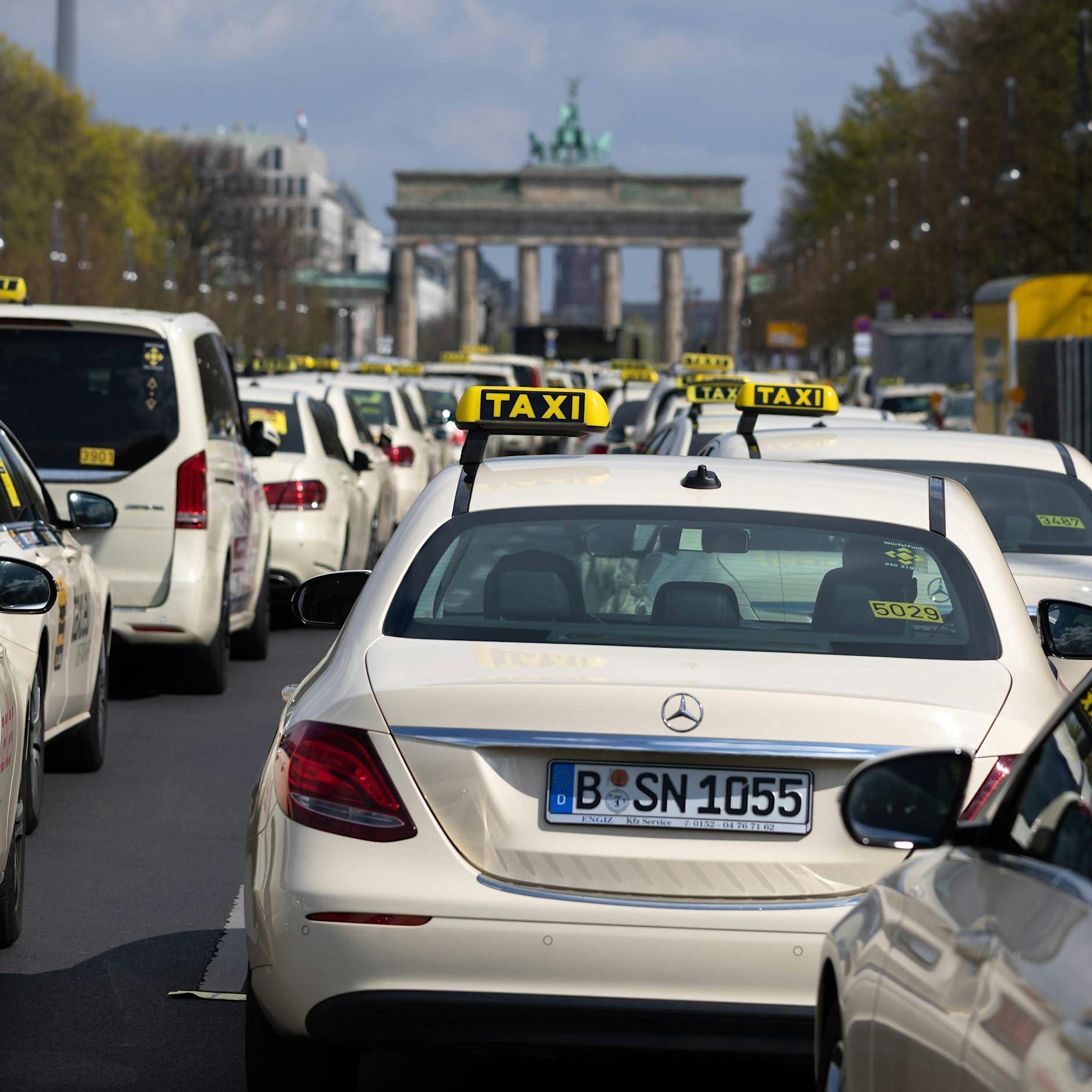 Taxi-Demo in Berlin: So wütend sind die Fahrer auf Uber & Bolt!